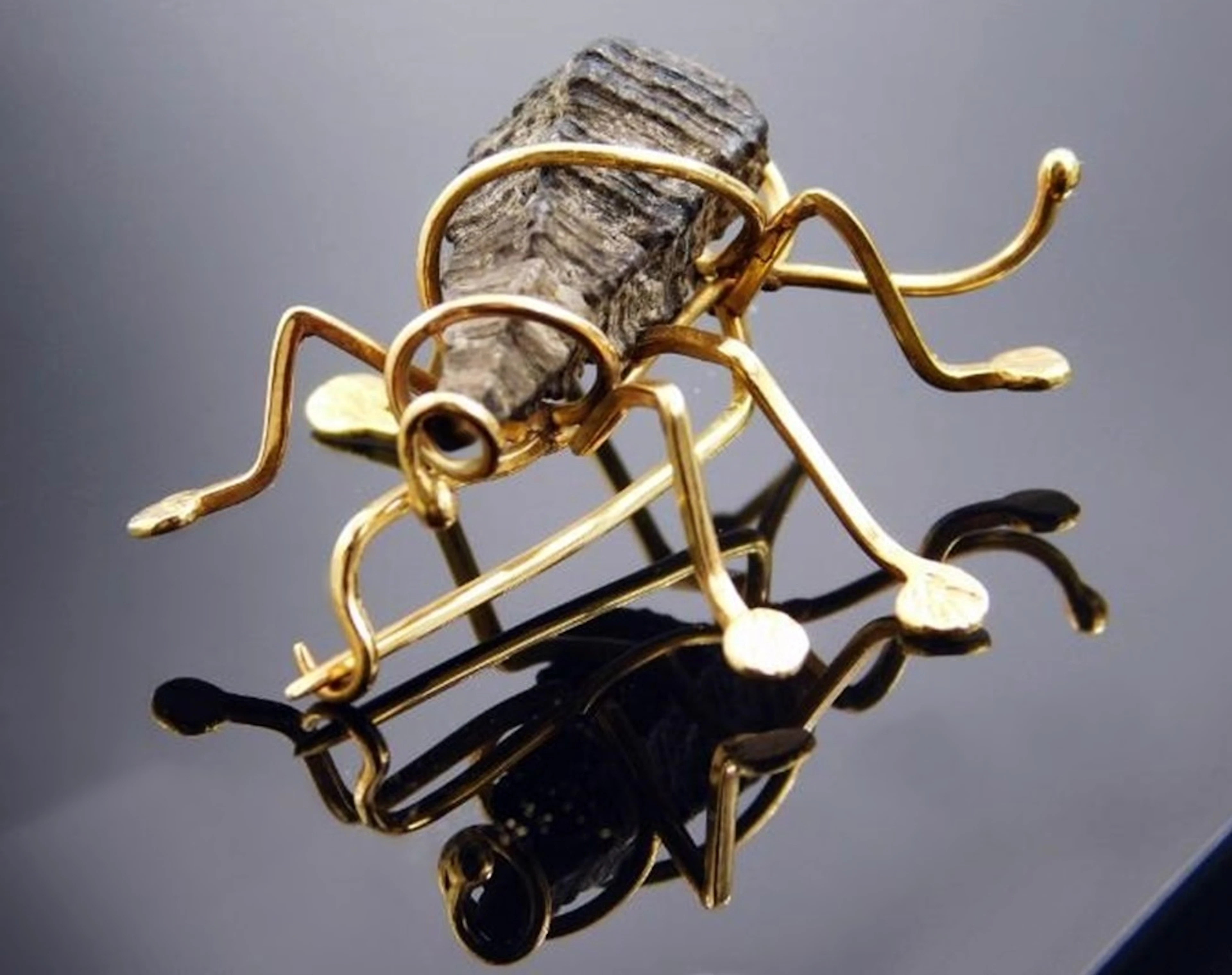 18-karat yellow gold brooch with natural fossil – Andrea Morpurgo, 1990