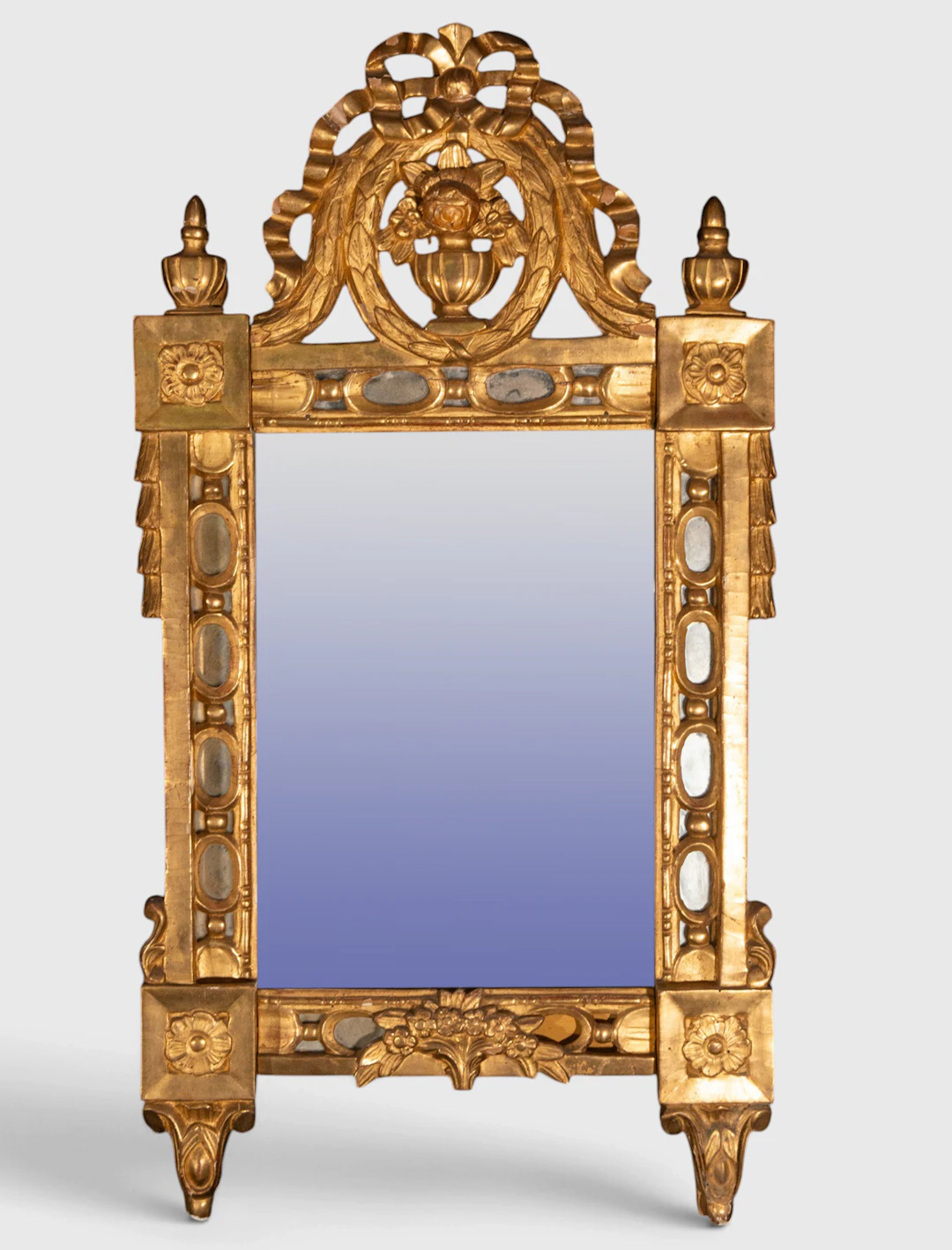 Gilded mirror with Baroque ornamentation – European school – 18th century
