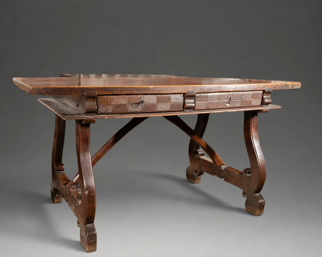 Walnut table with four drawers – 16th century