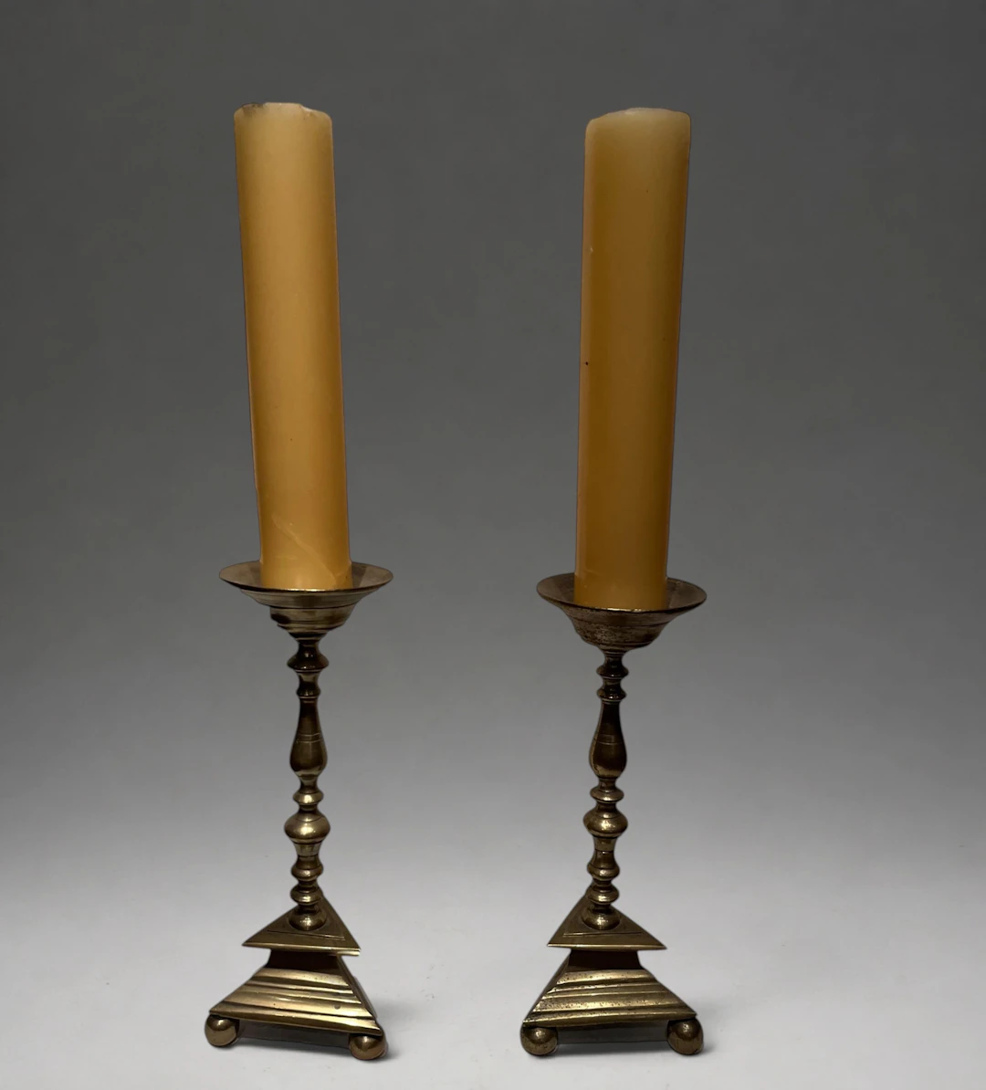 Pair of candlesticks - Bronze, 17th century. Height: 36 cm.
