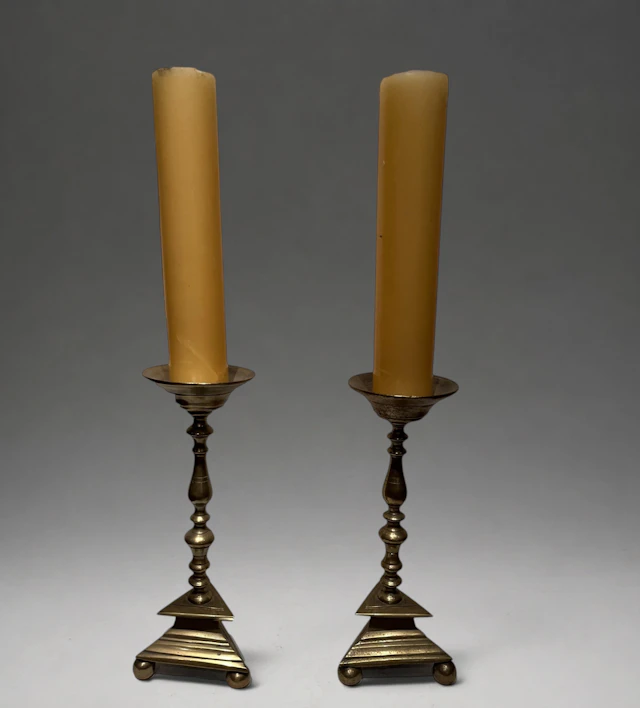 Pair of candlesticks - Bronze, 17th century. Height: 36 cm.