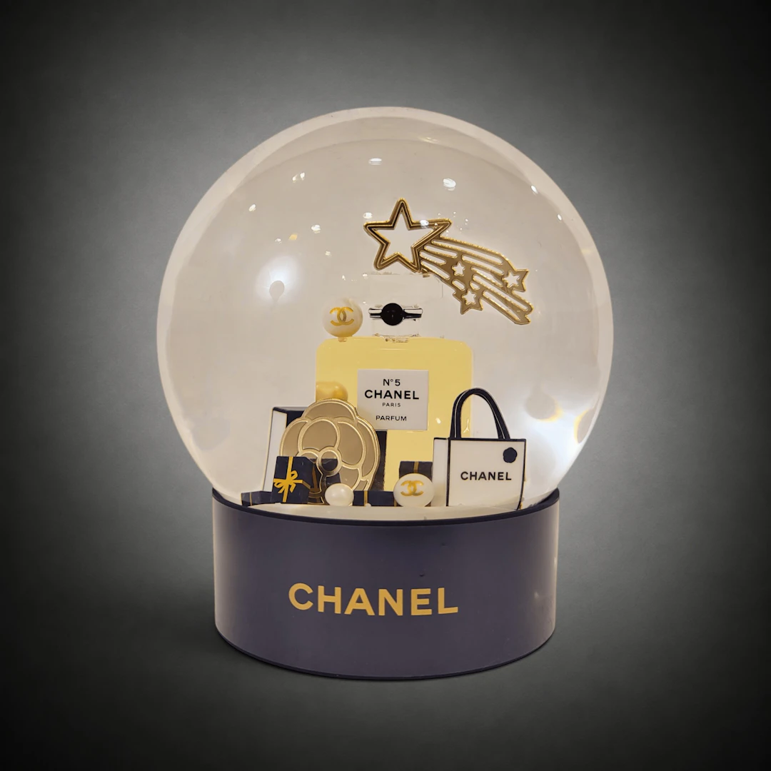 “WINTER CONSTELLATIONS” SNOW GLOBE, CHANEL BEAUTÉ, 2025 – FRANCE