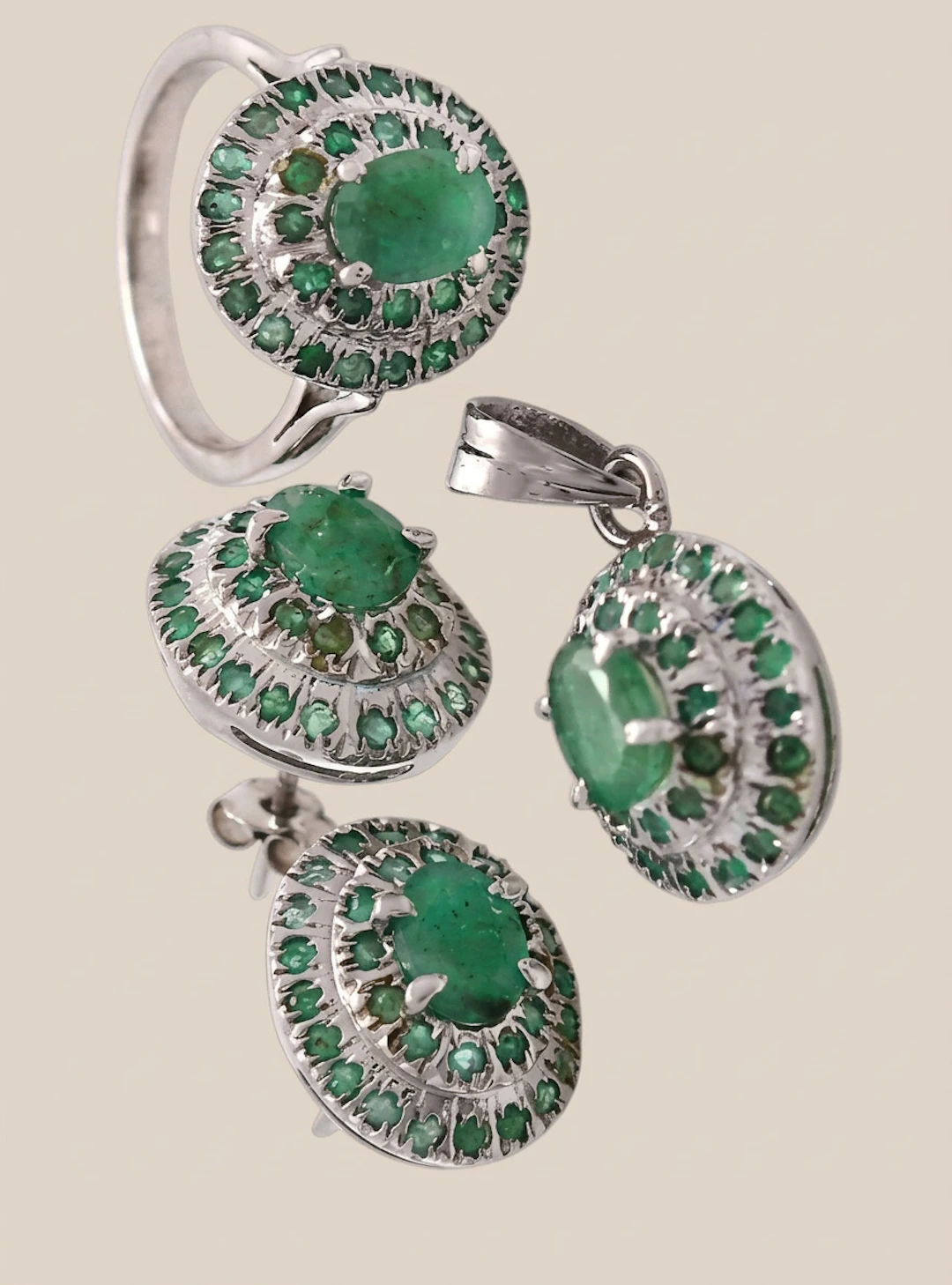 Set of ring, pendant and pair of earrings with emeralds in silver