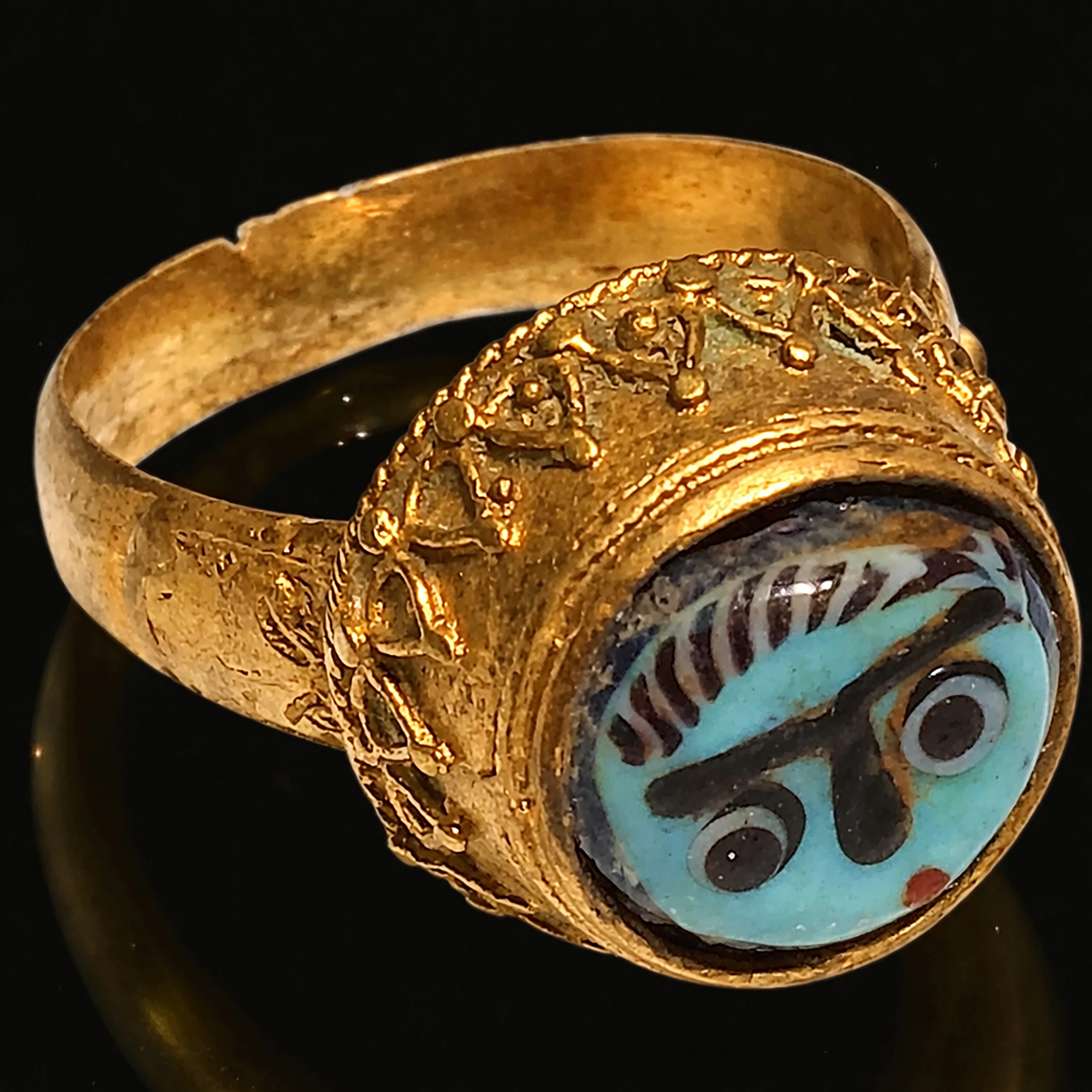 Medieval “Venetian” ring in pure gold with glass paste, 12th–13th centuries