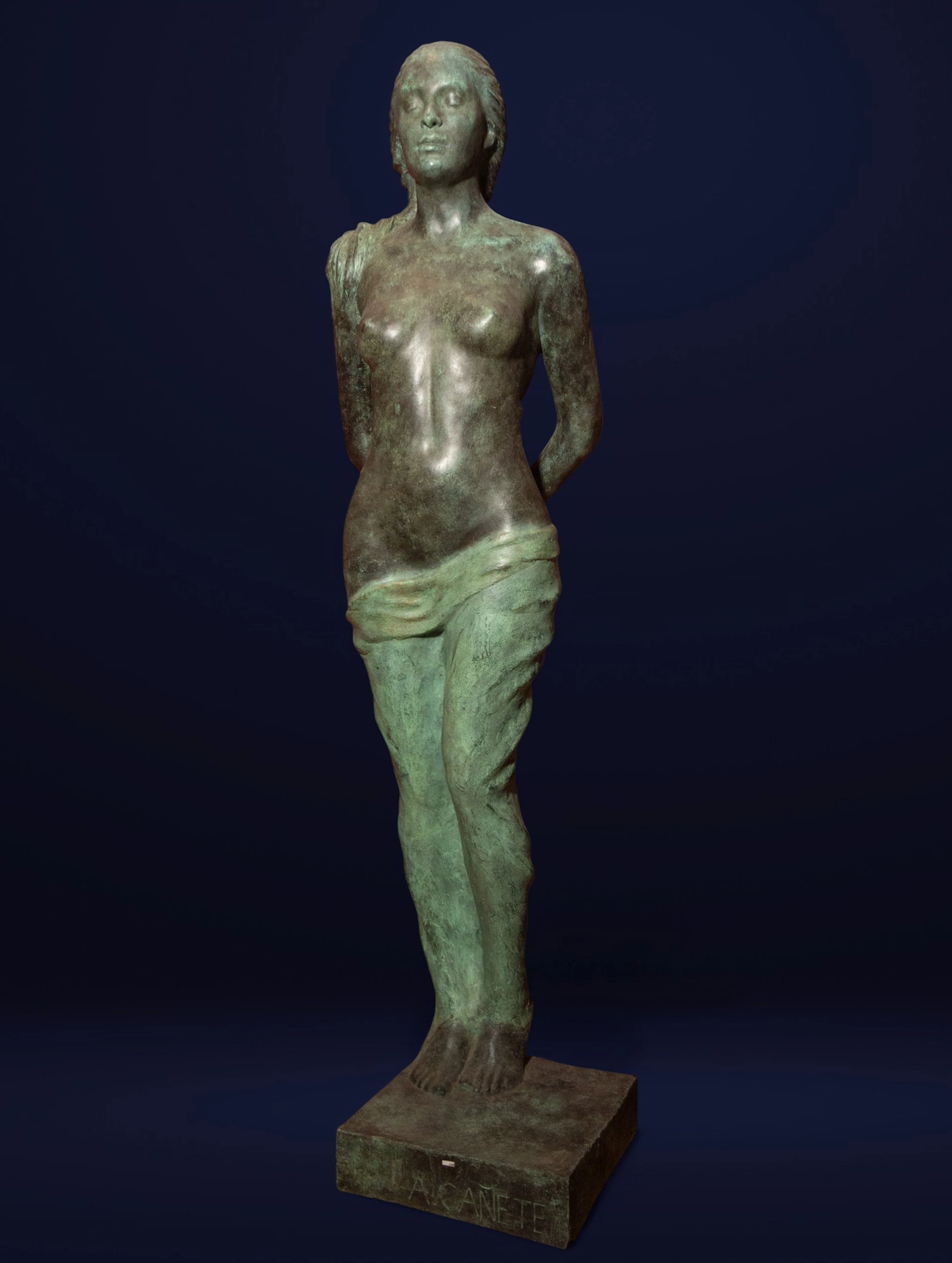 Sculpture of a semi-nude woman. Antonio Canete (Spain, 20th century).