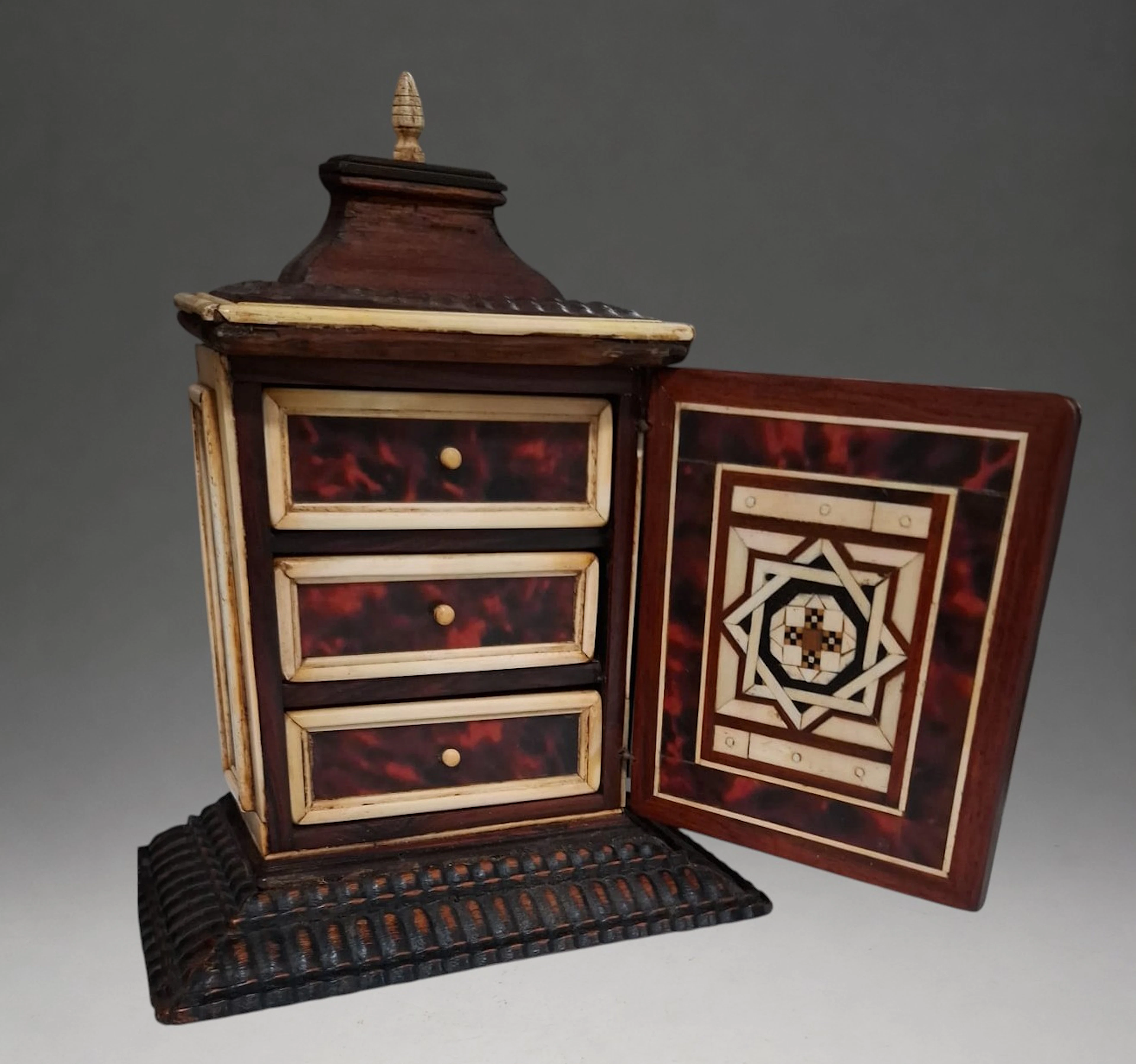Small colonial ecclesiastical table cabinet, Mexico. 18th century