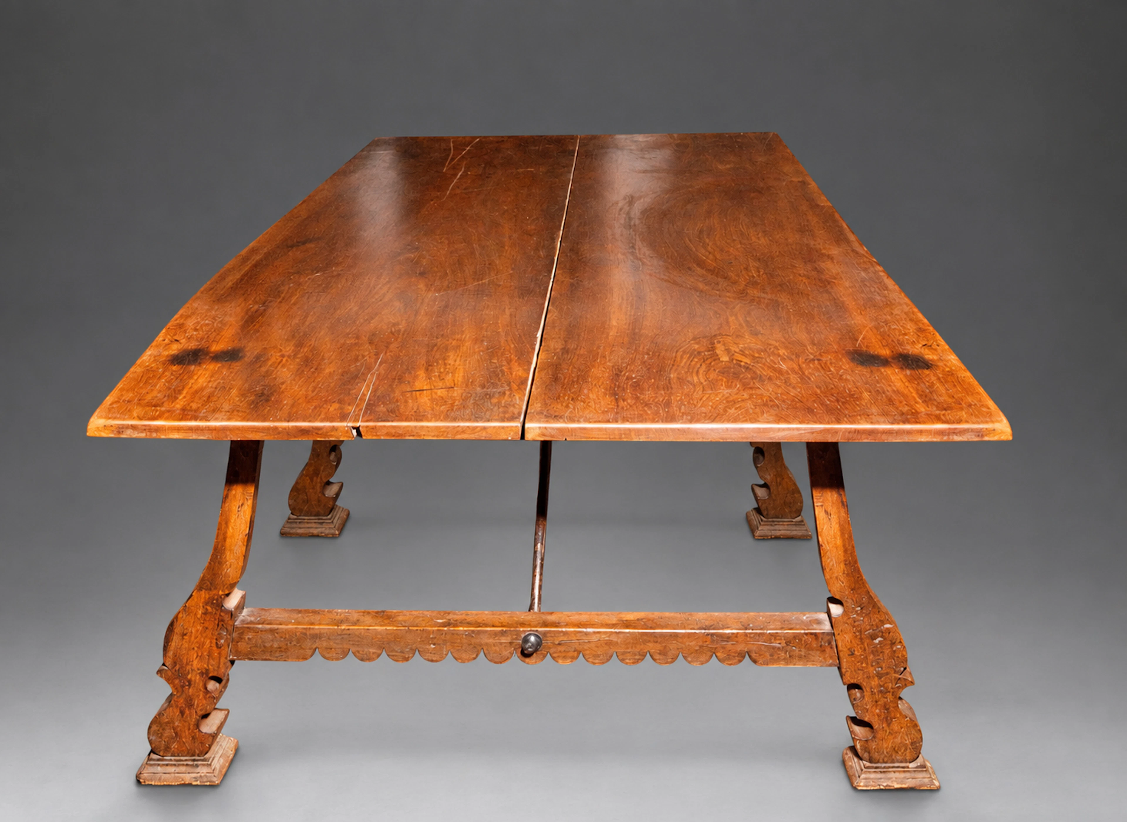 Large walnut table with two-piece top – 17th century