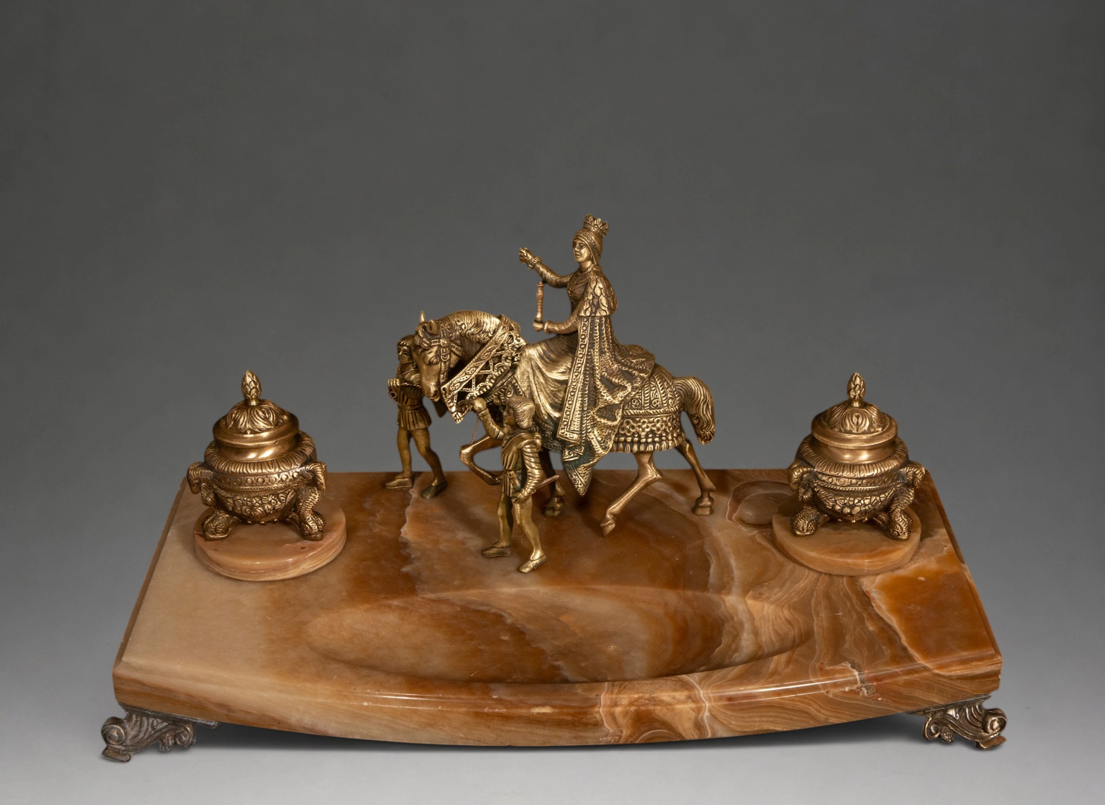 Historicist notary's office with Isabella the Catholic on horseback