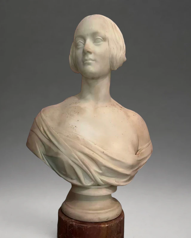 Life-size female bust - White marble. Italy, circa 1900. 70 x 55 cm.