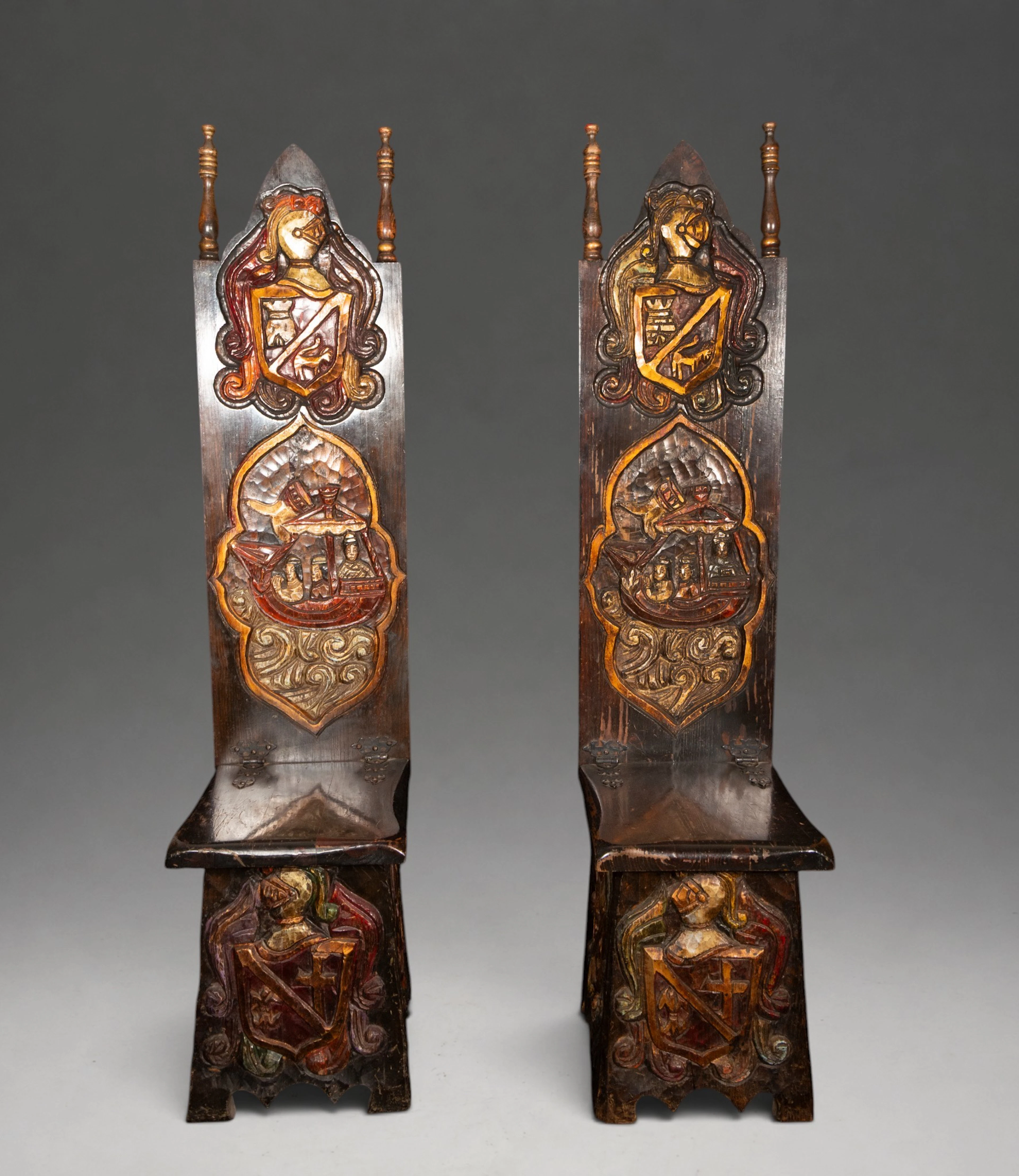 Pair of neo-Renaissance style chairs with heraldic decoration – 20th century