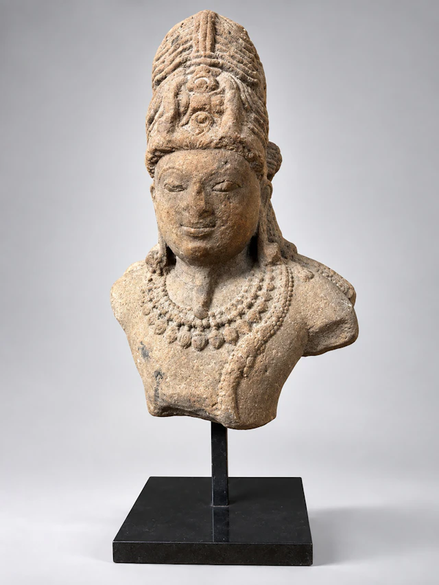 Large and decorative bust of the god Shiva - India, post-Gupta dynasty