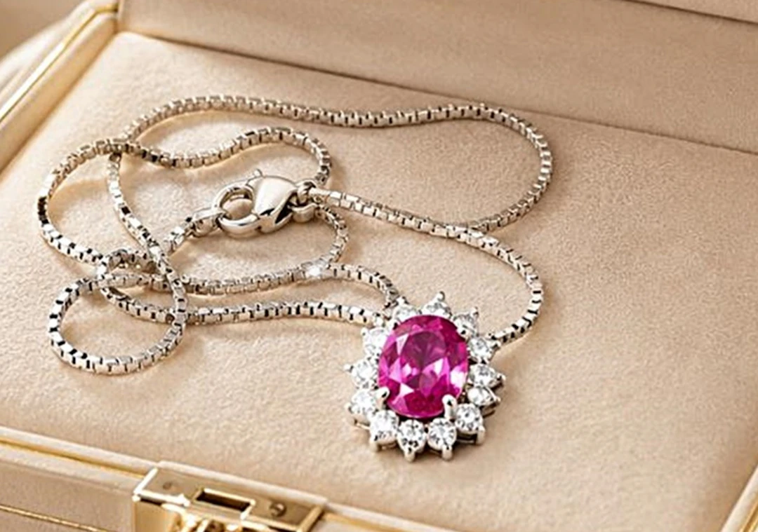 18-karat gold chain necklace and pendant featuring a beautiful natural
