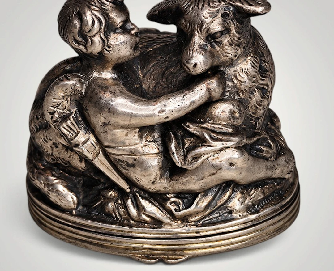 SNUFF BOX OR PILL BOX IN FINE 800 ITALIAN SILVER, 19TH C