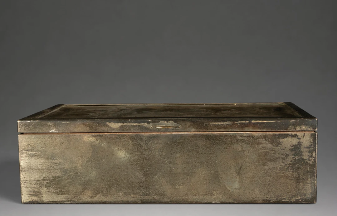BOX WITH ENGRAVING PLATE LID