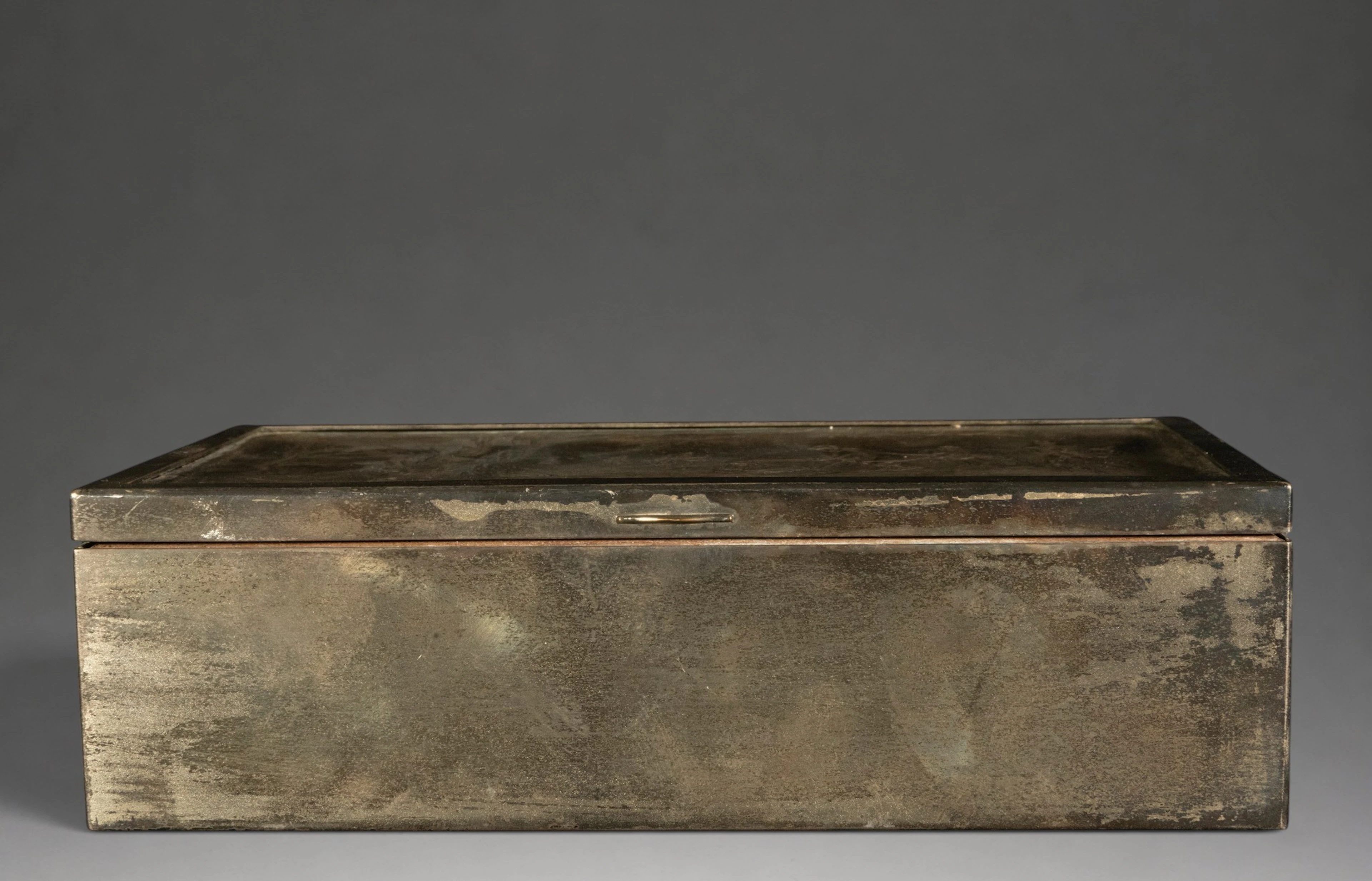 BOX WITH ENGRAVING PLATE LID