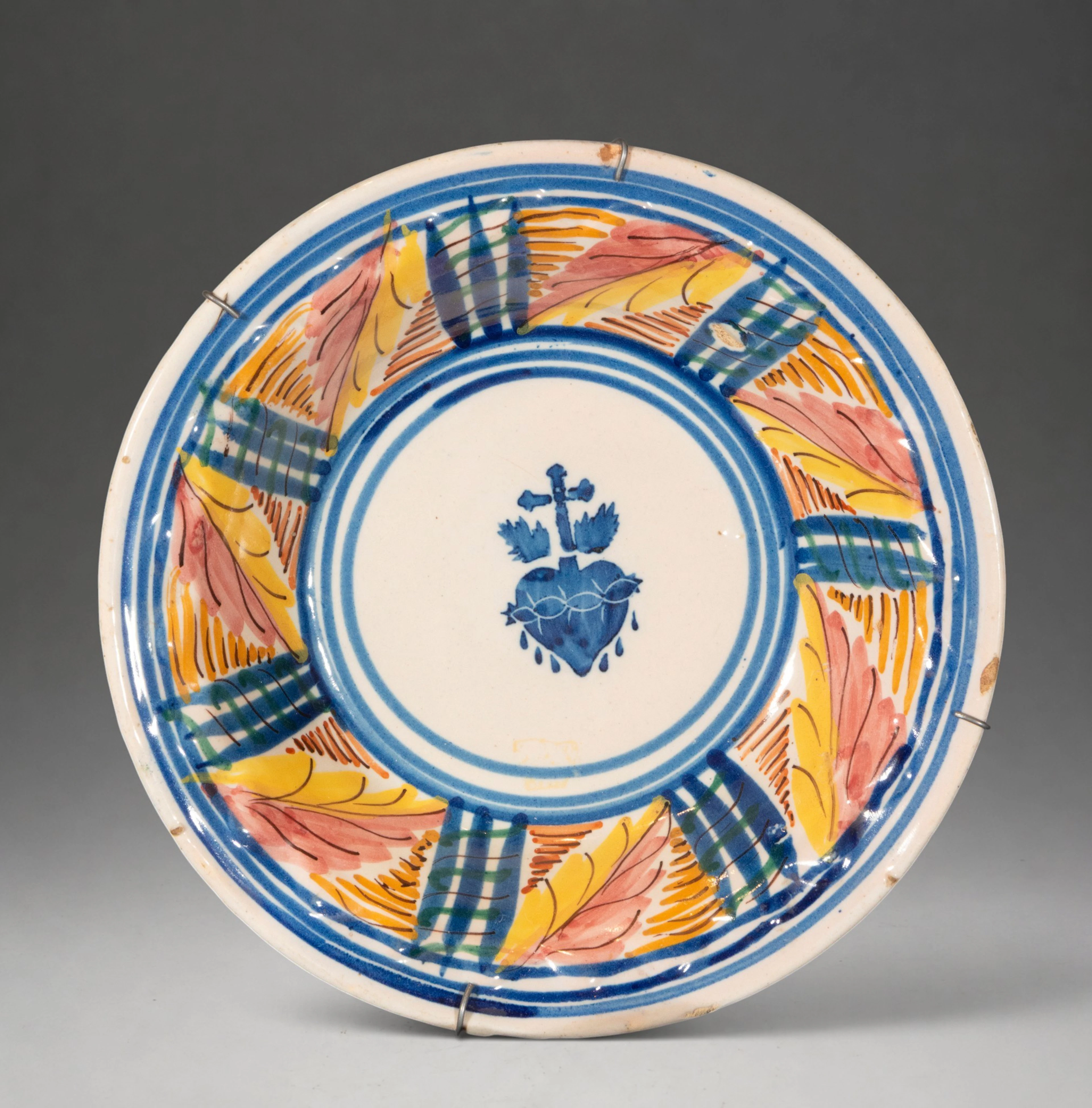 MANISES CERAMICS - Plate with representation of the Sacred Heart and