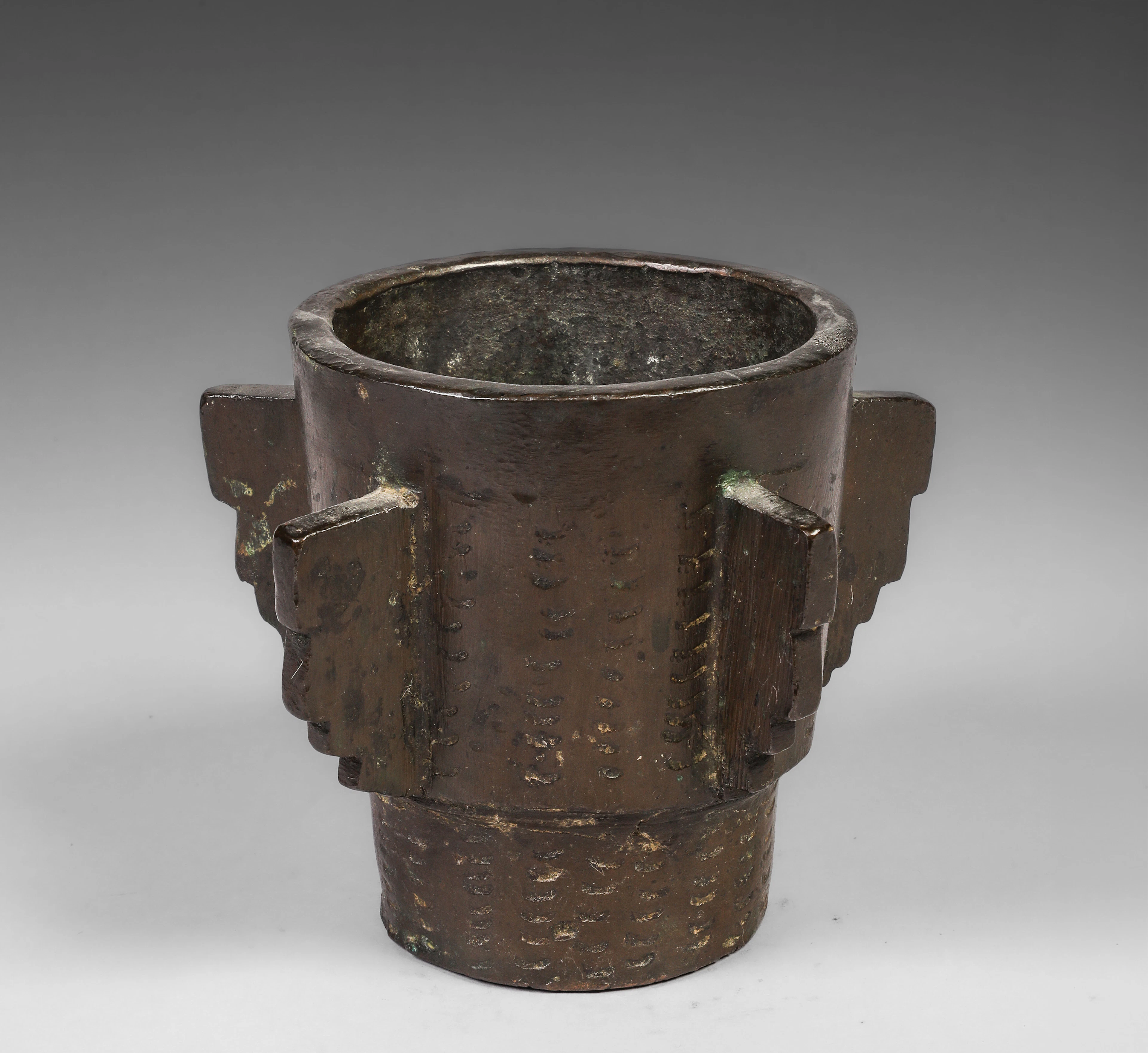 Islamic cylindrical mortar in bronze, 13th century
