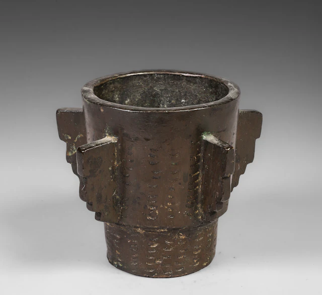 Islamic cylindrical mortar in bronze, 13th century