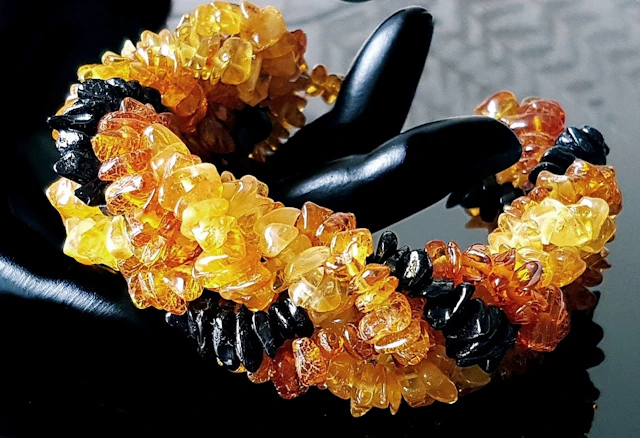 VINTAGE RUSSIAN BRACELET OF GENUINE NATURAL BALTIC AMBER. WEIGHT: 33 GRAMS.