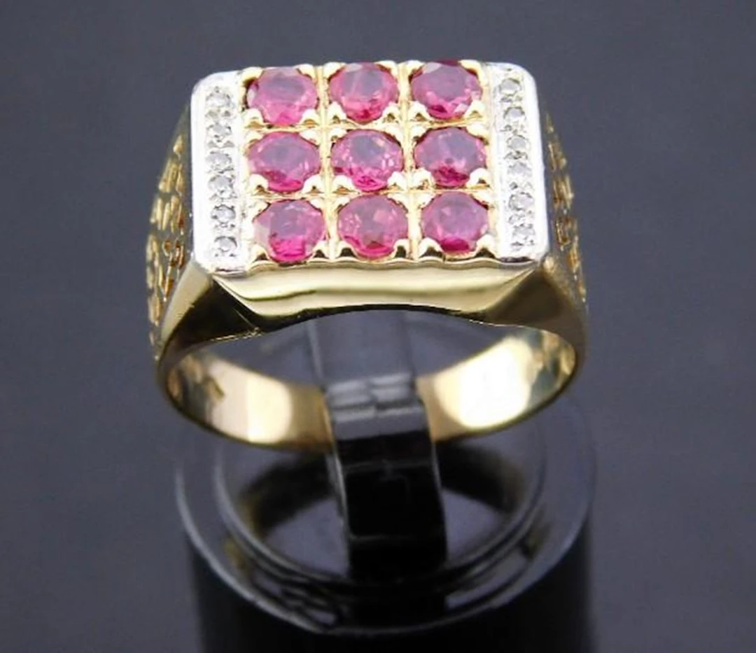 LARGE 14K GOLD RING WITH 1.10 CTS OF RUBIES AND DIAMONDS.