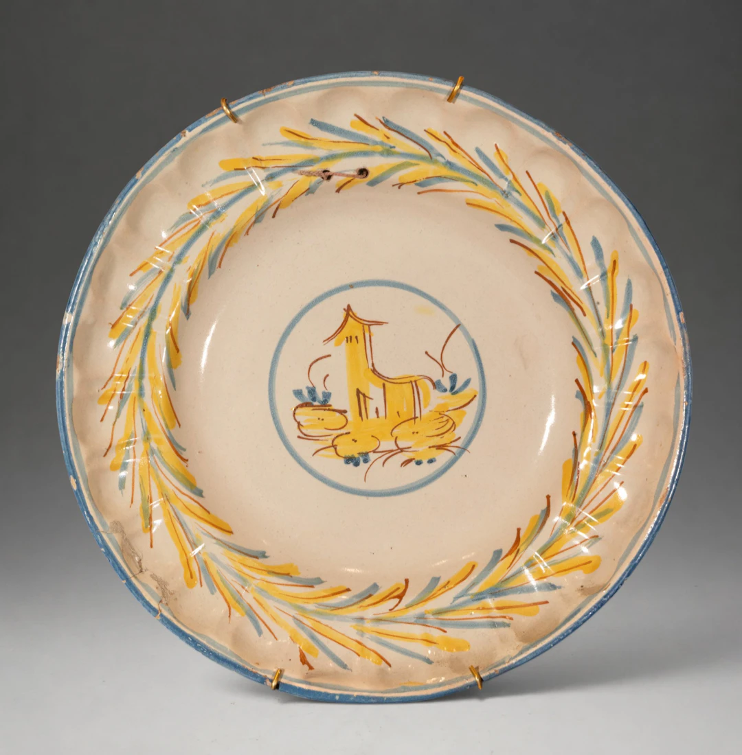 MANISES CERAMICS - Polychrome ceramic plate with animal figure