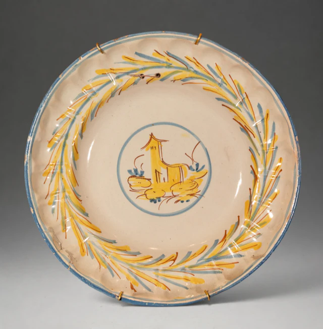 MANISES CERAMICS - Polychrome ceramic plate with animal figure