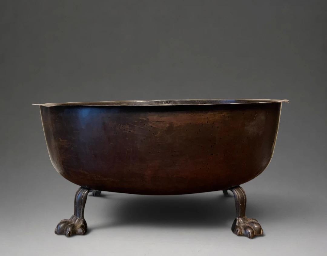 Large English or Dutch bronze brazier or vase from the 17th-18th century