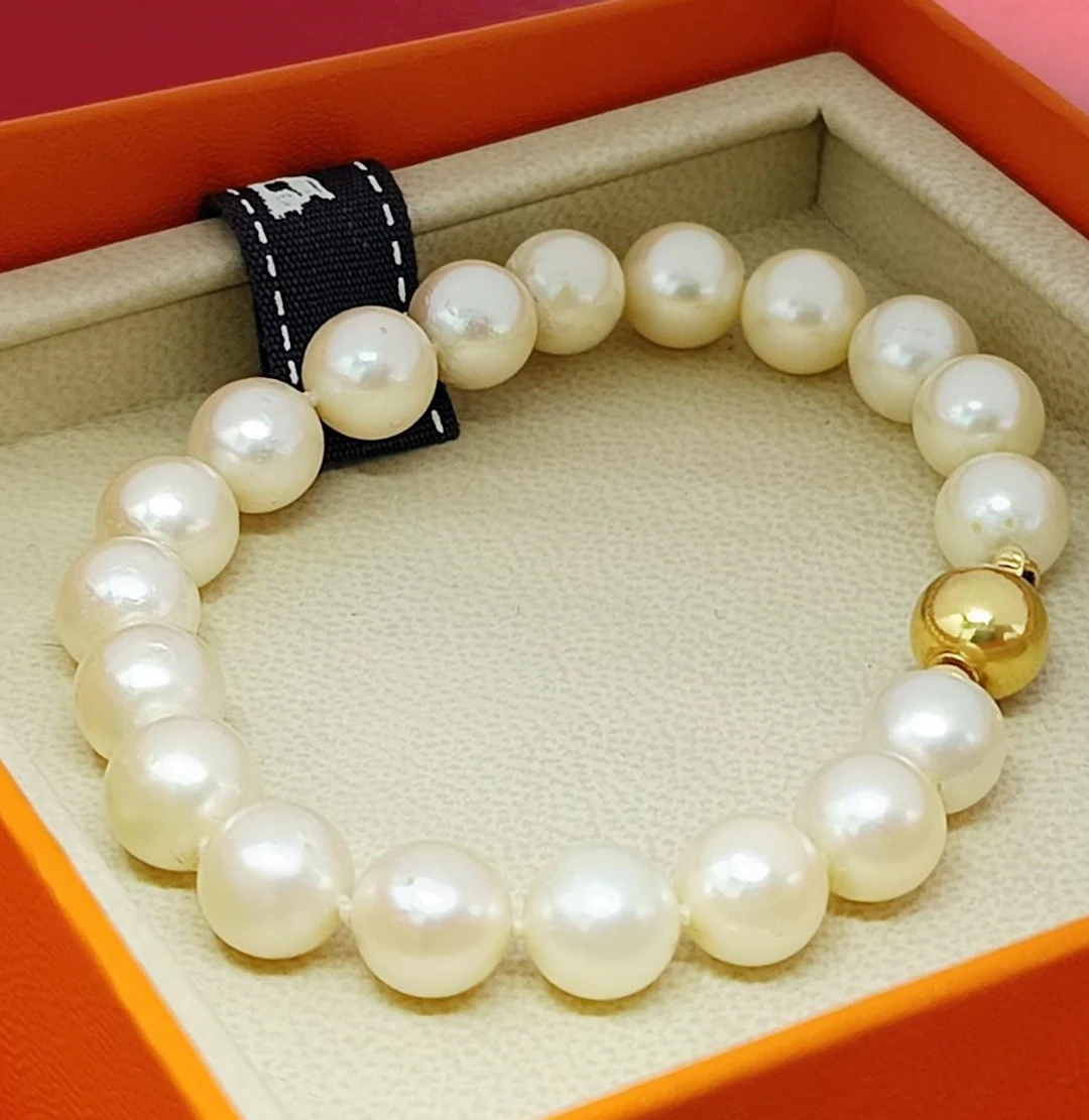 Vintage bracelet of 19 white cultured pearls with an 18-karat gold clasp