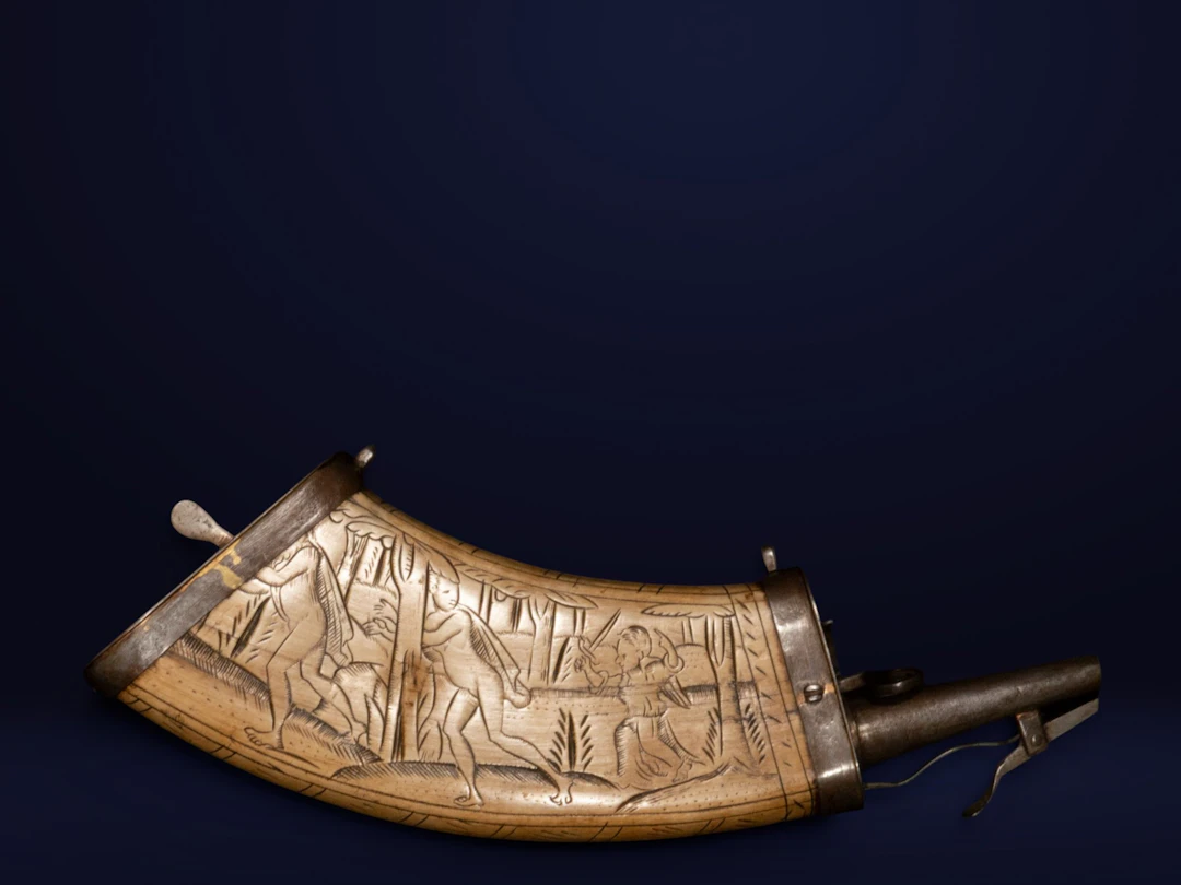 Powder flask made of carved horn. German School. 17th century