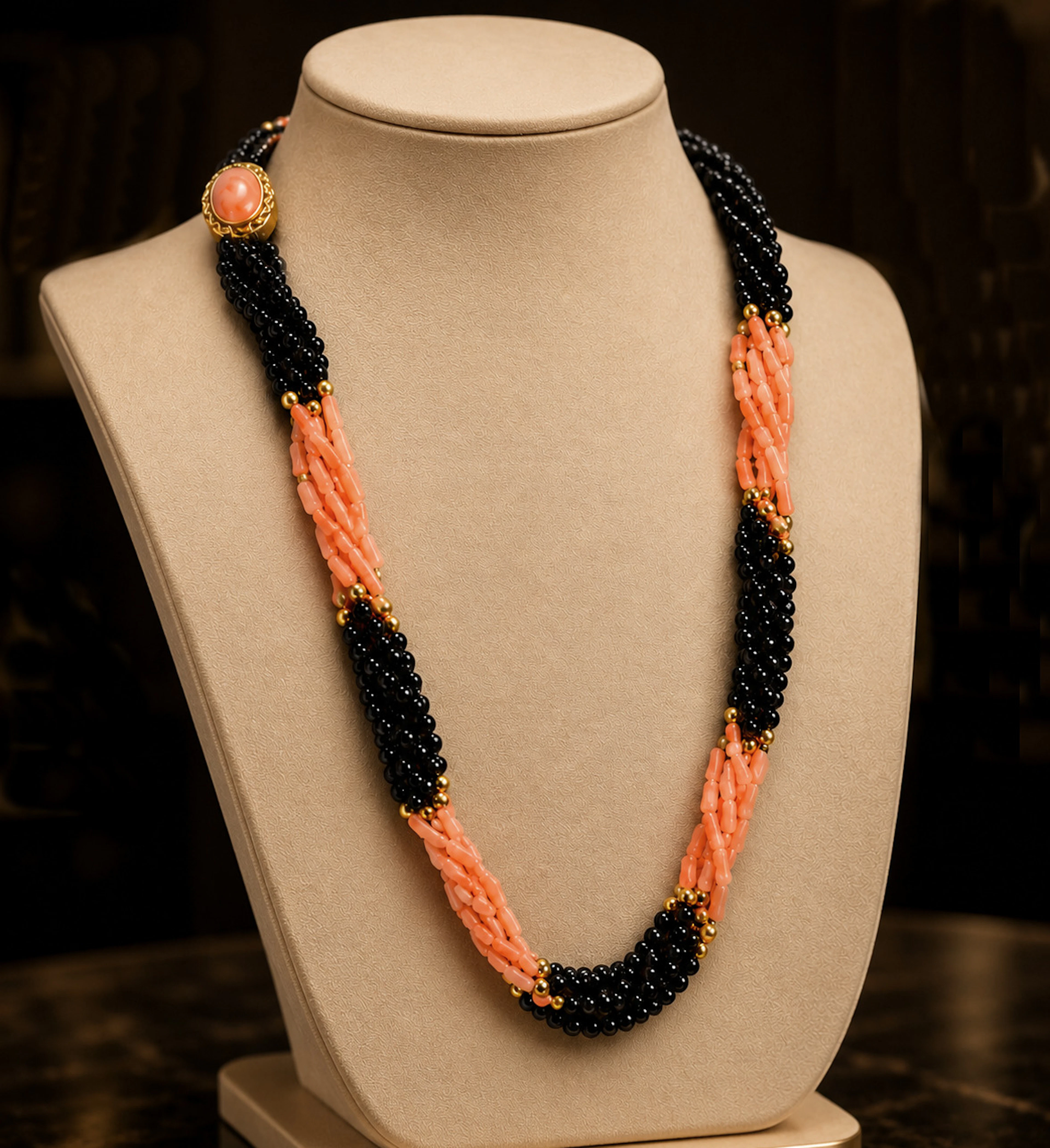 LARGE VINTAGE NECKLACE OF ANGEL SKIN CORAL AND BLACK ONYX.