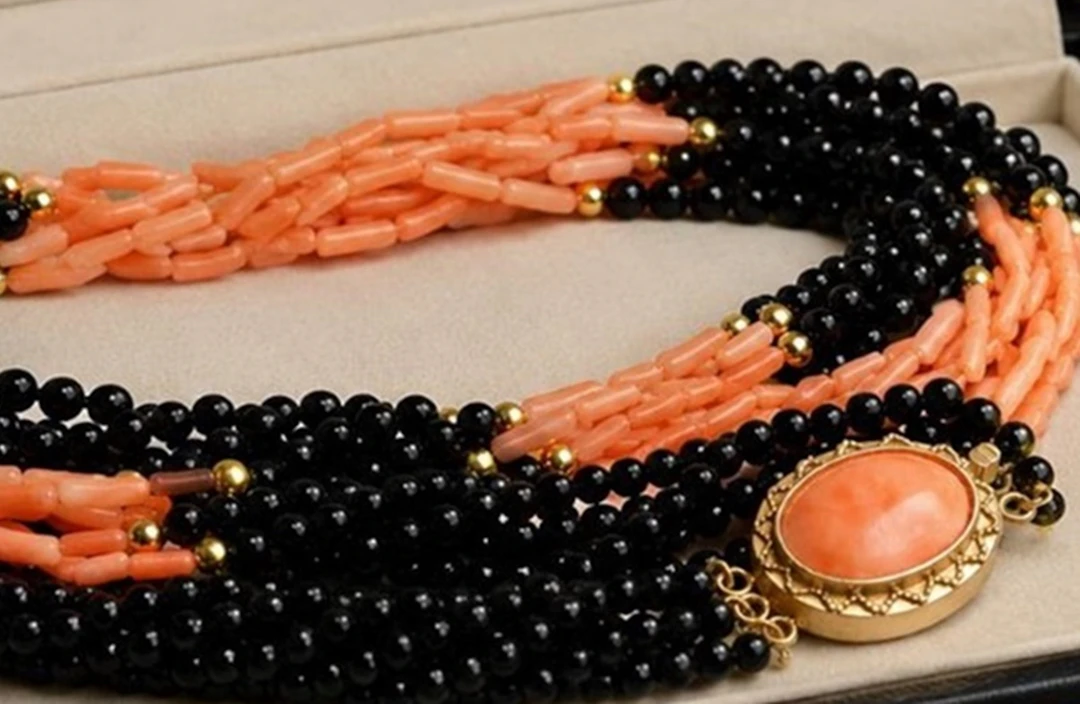 LARGE VINTAGE NECKLACE OF ANGEL SKIN CORAL AND BLACK ONYX.