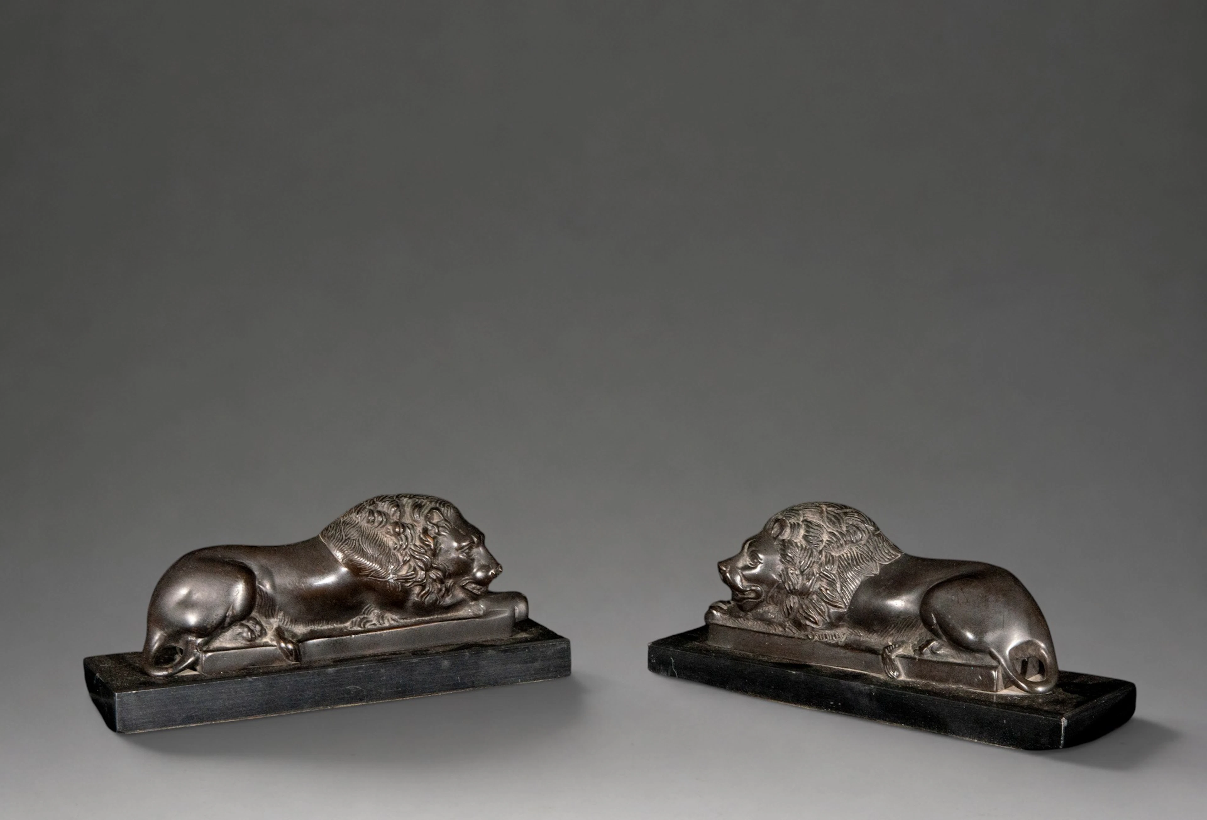 Pair of reclining lions – 19th century