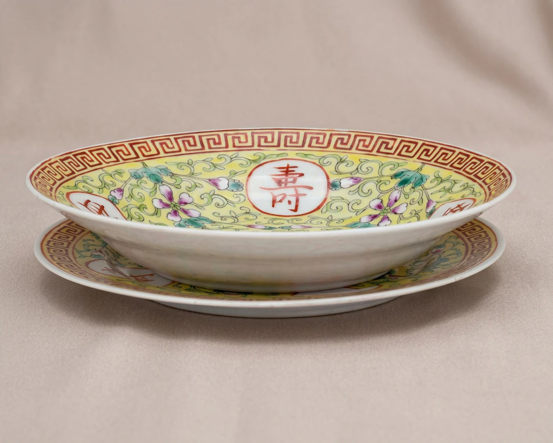 Pair of polychrome porcelain plates, China, late Qing dynasty, late