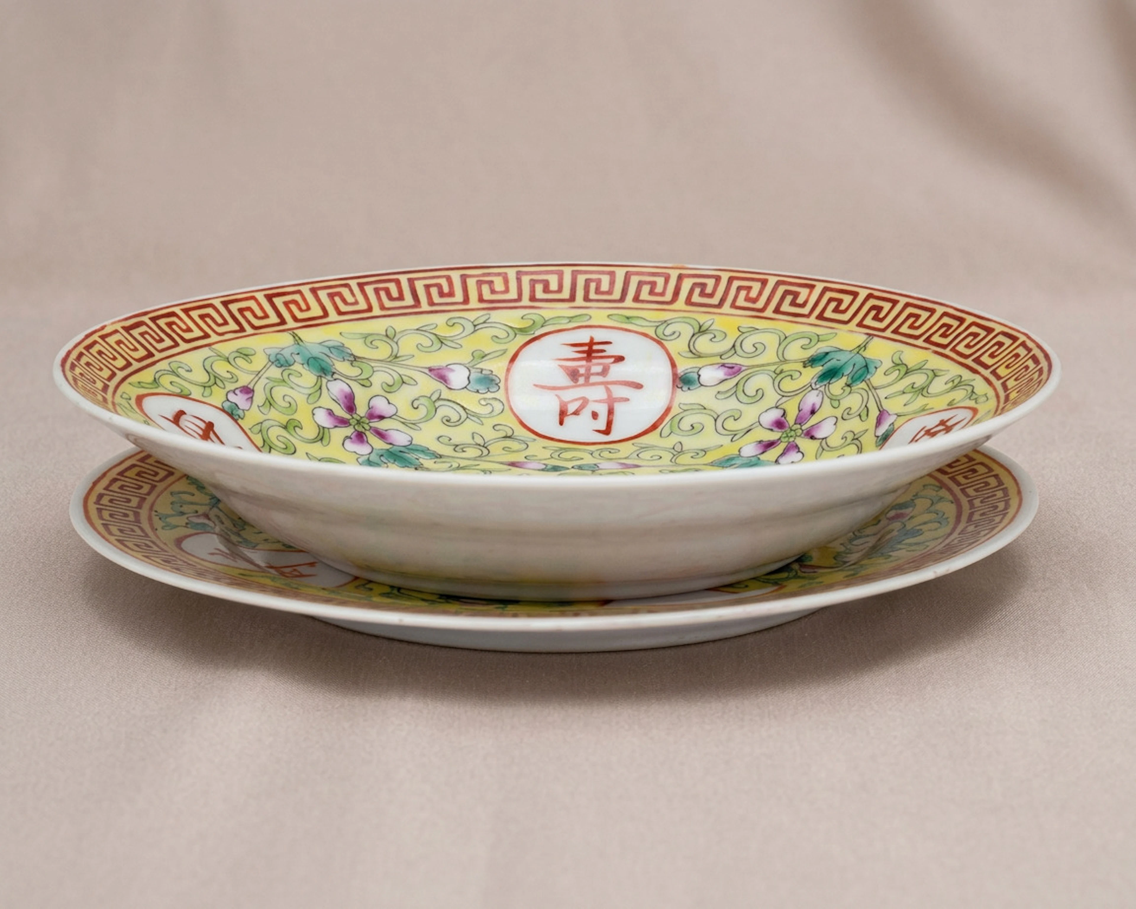 Pair of polychrome porcelain plates, China, late Qing dynasty, late