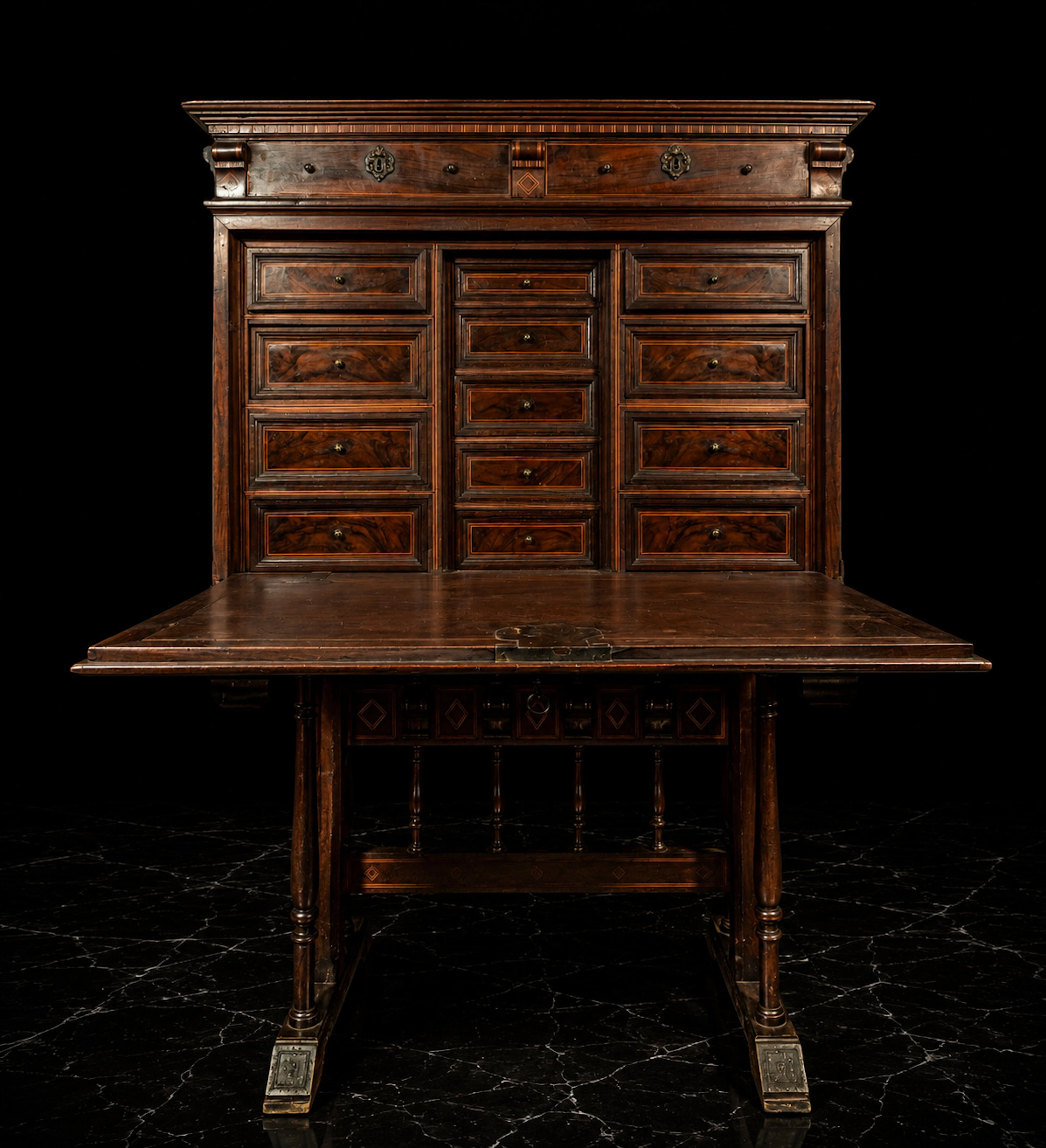 Large Italian bargueño in walnut palm, 18th century