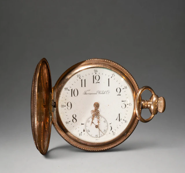 Gold pocket watch with lid