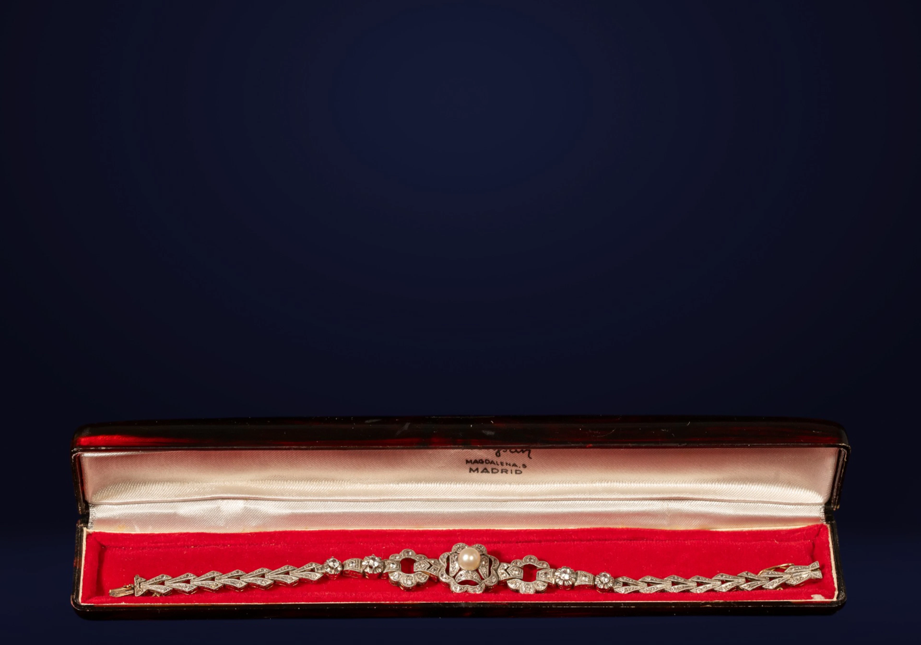 Belle Epoque Modernist bracelet in 18k gold and diamonds from the