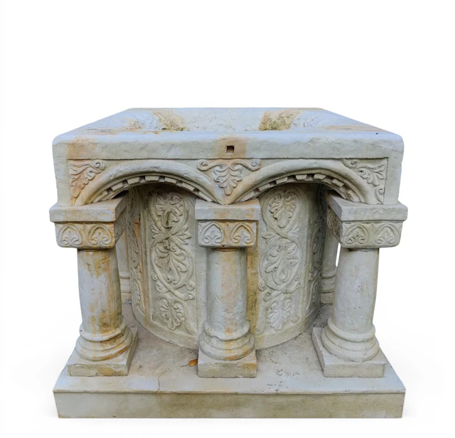 Important monumental well with eight columns and vegetal decoration