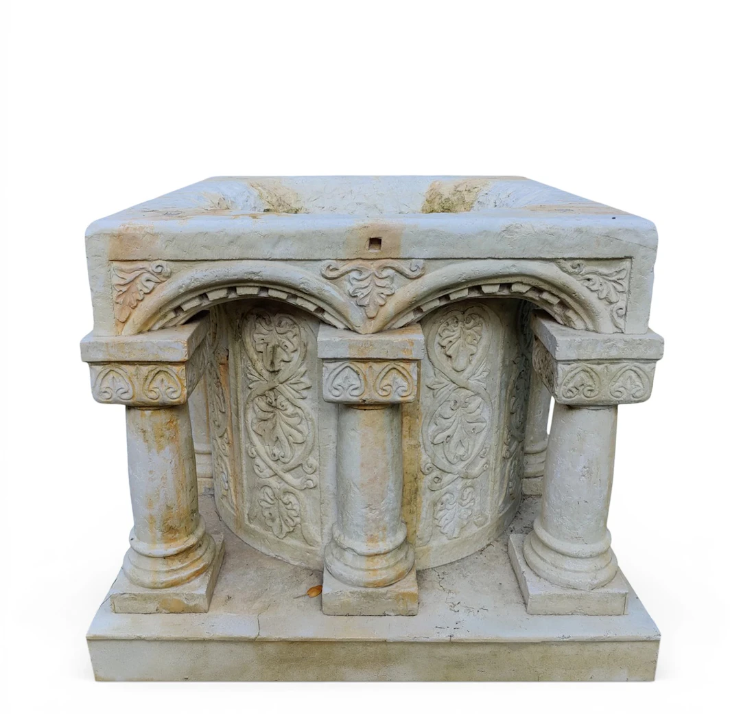 Important monumental well with eight columns and vegetal decoration