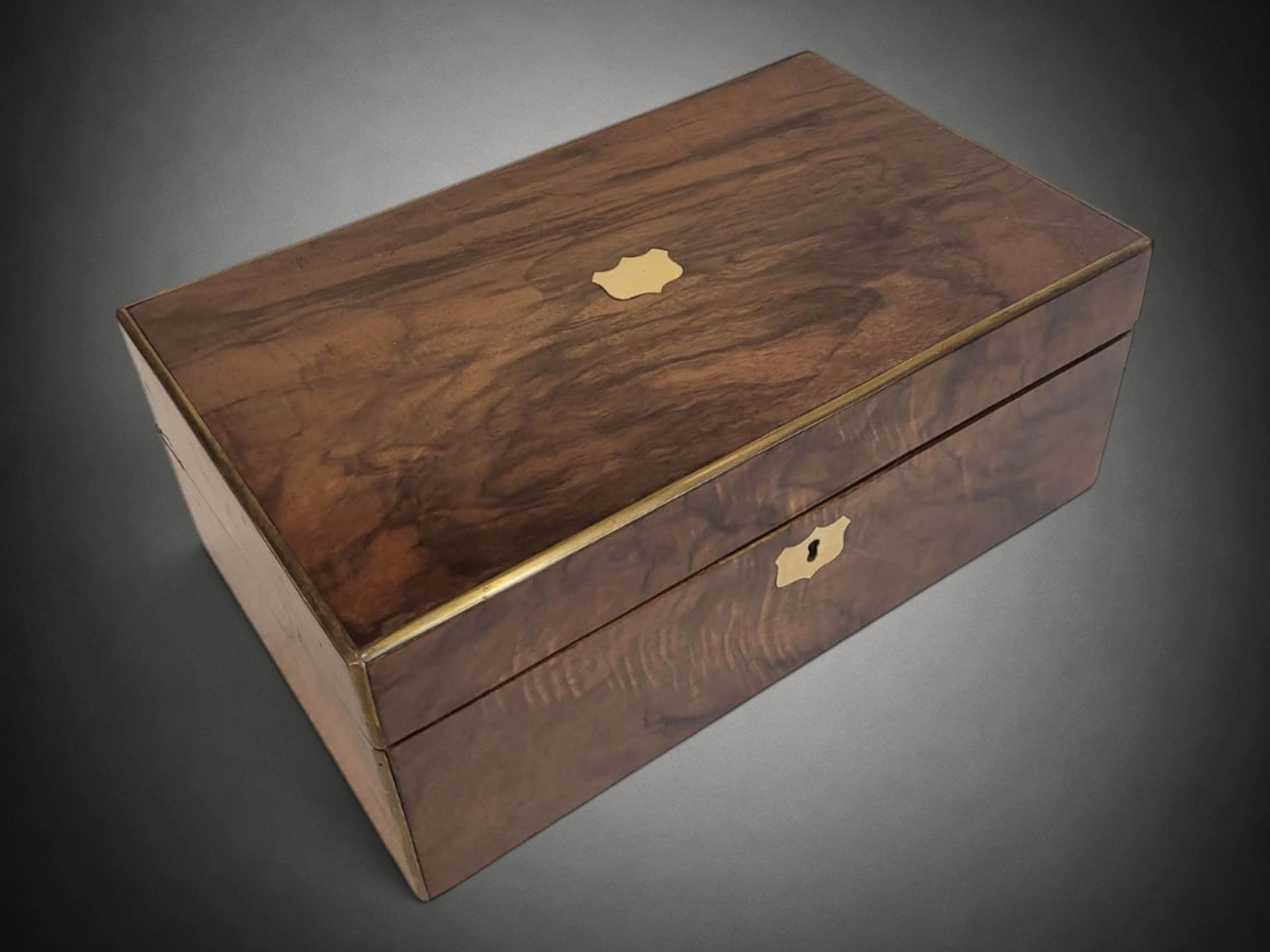 TRAVEL OR SHIP'S DESK, MAHOGANY WOOD, 19TH CENTURY – ENGLAND