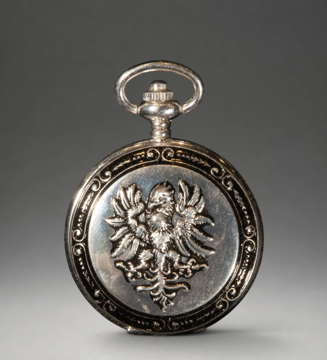 Pocket watch with embossed floral decoration lid