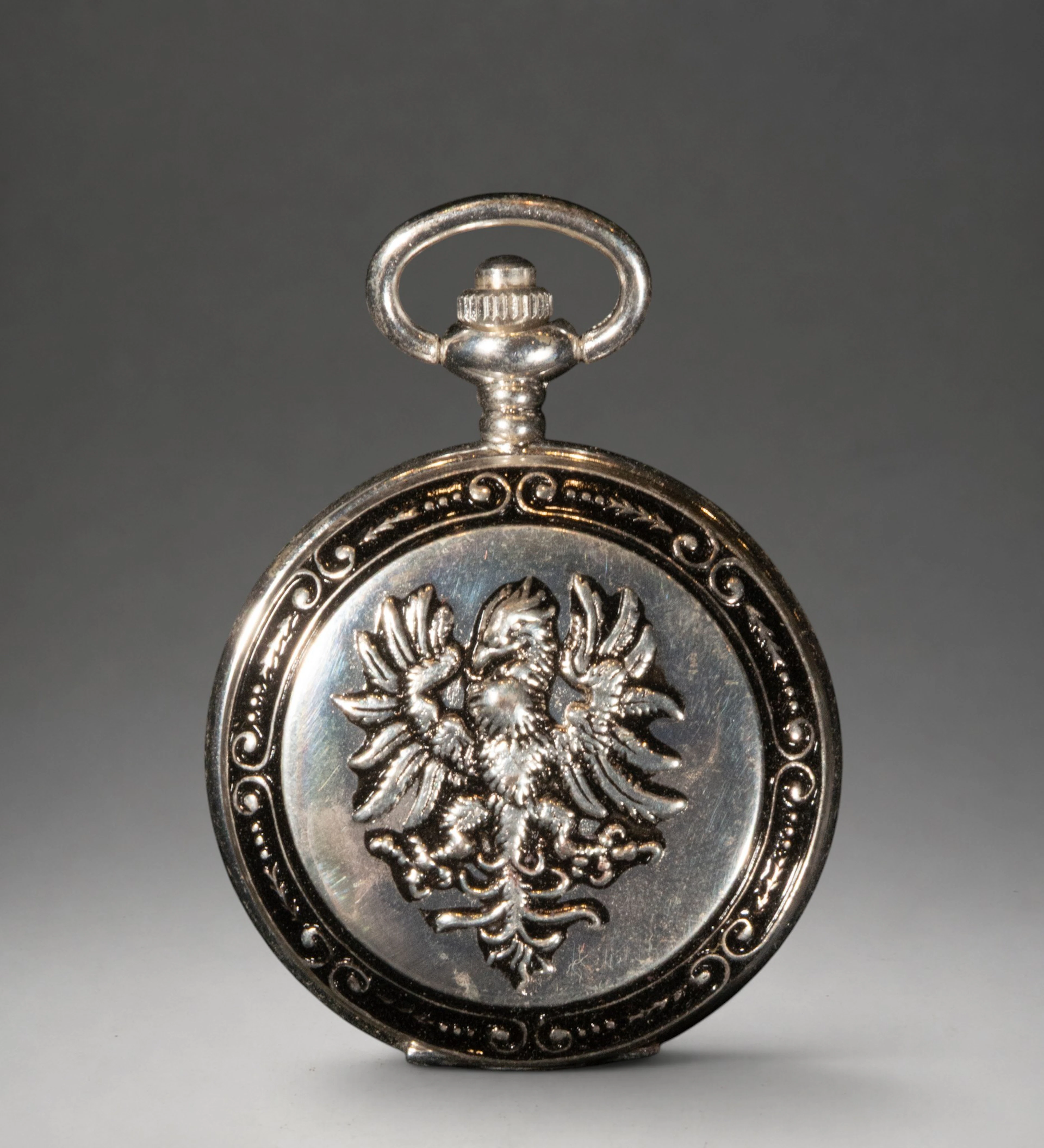Pocket watch with embossed floral decoration lid