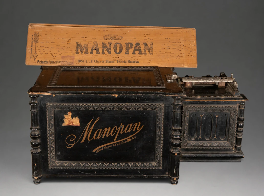 "Manopan" mechanical hand-cranked organ, with six musical cards –