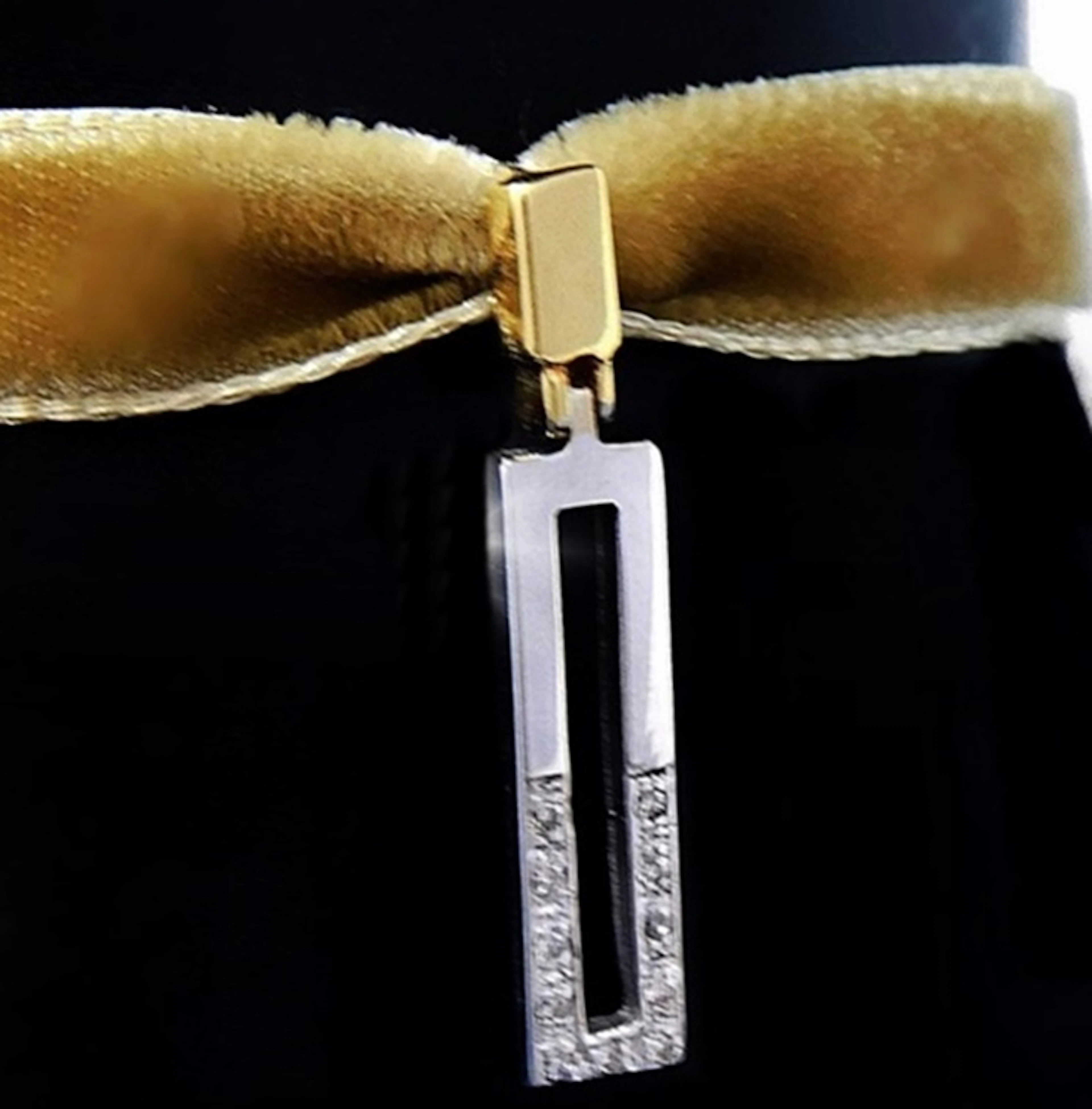 18K YELLOW AND WHITE GOLD PENDANT WITH 11 DIAMONDS. 20TH CENTURY.