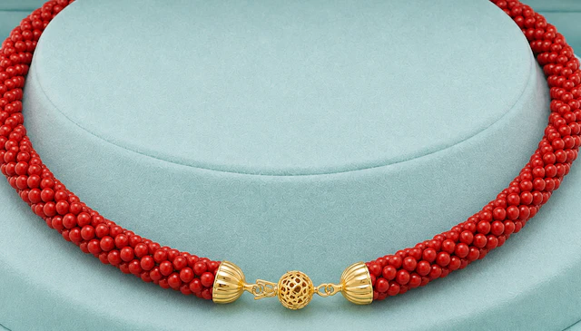 Large necklace with thick, handcrafted mesh and intense red natural