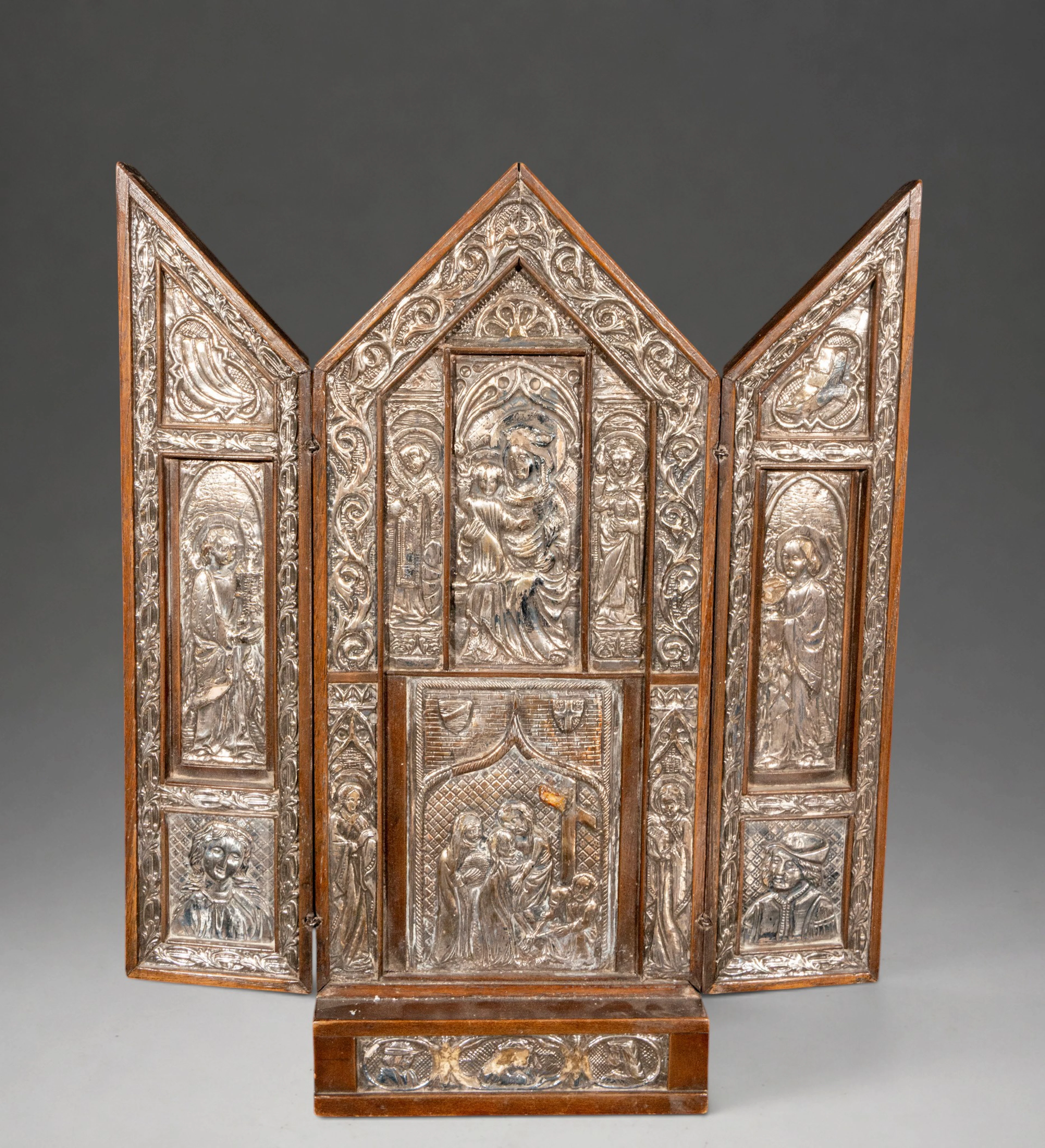 Devotional triptych with religious reliefs – Spanish School – 19th century