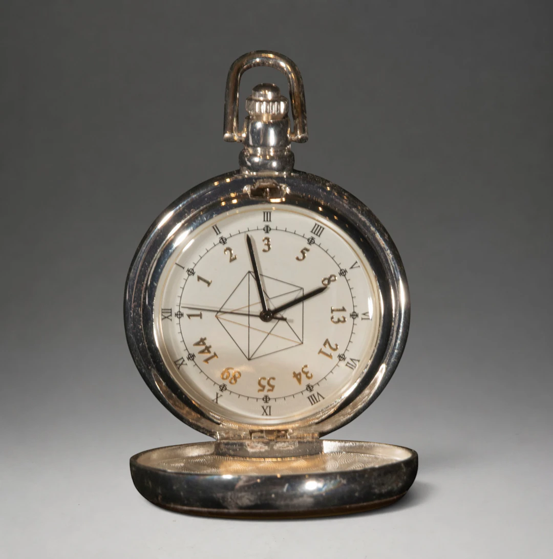 Pocket watch with a plant-decorated lid