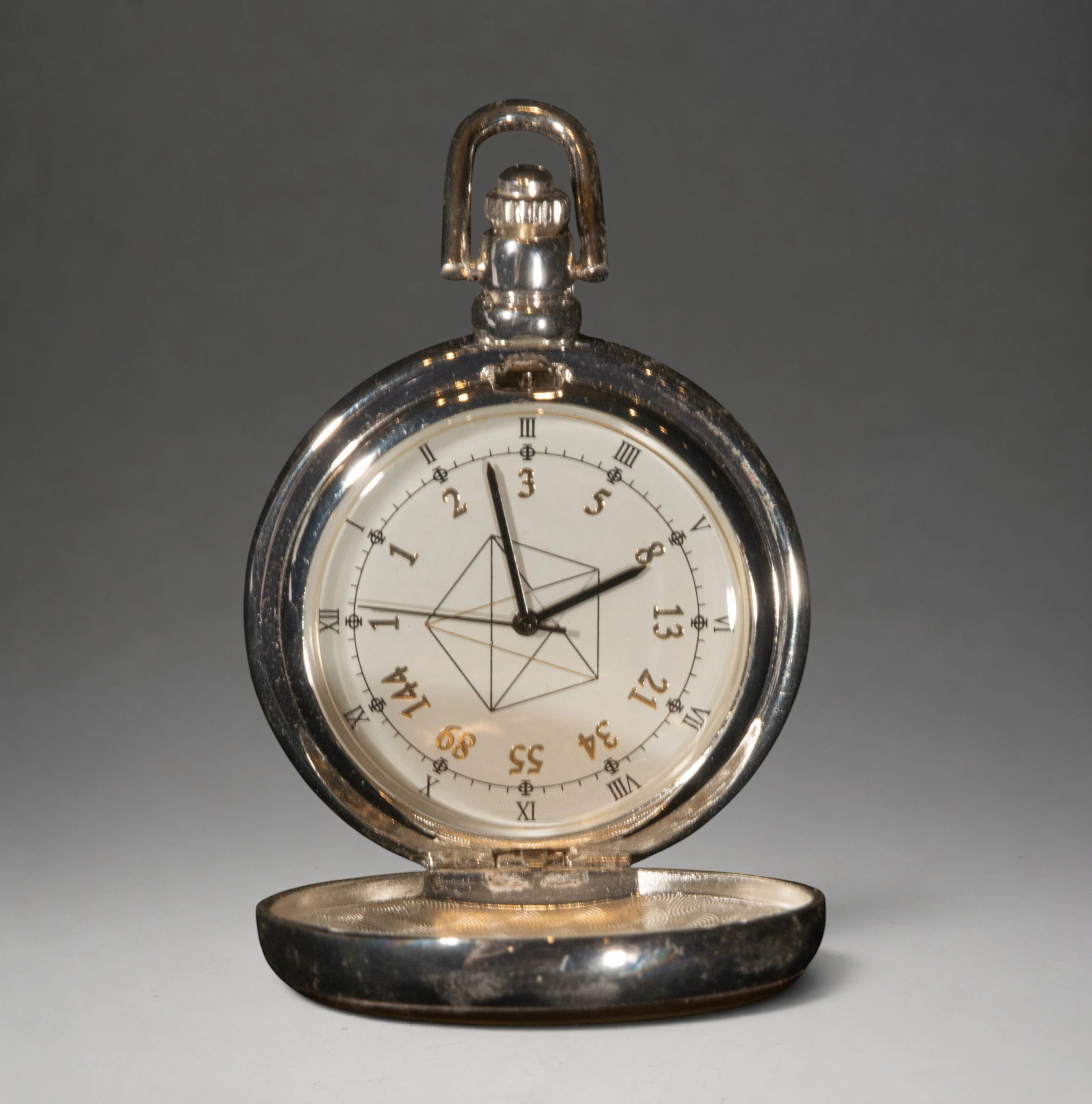 Pocket watch with a plant-decorated lid