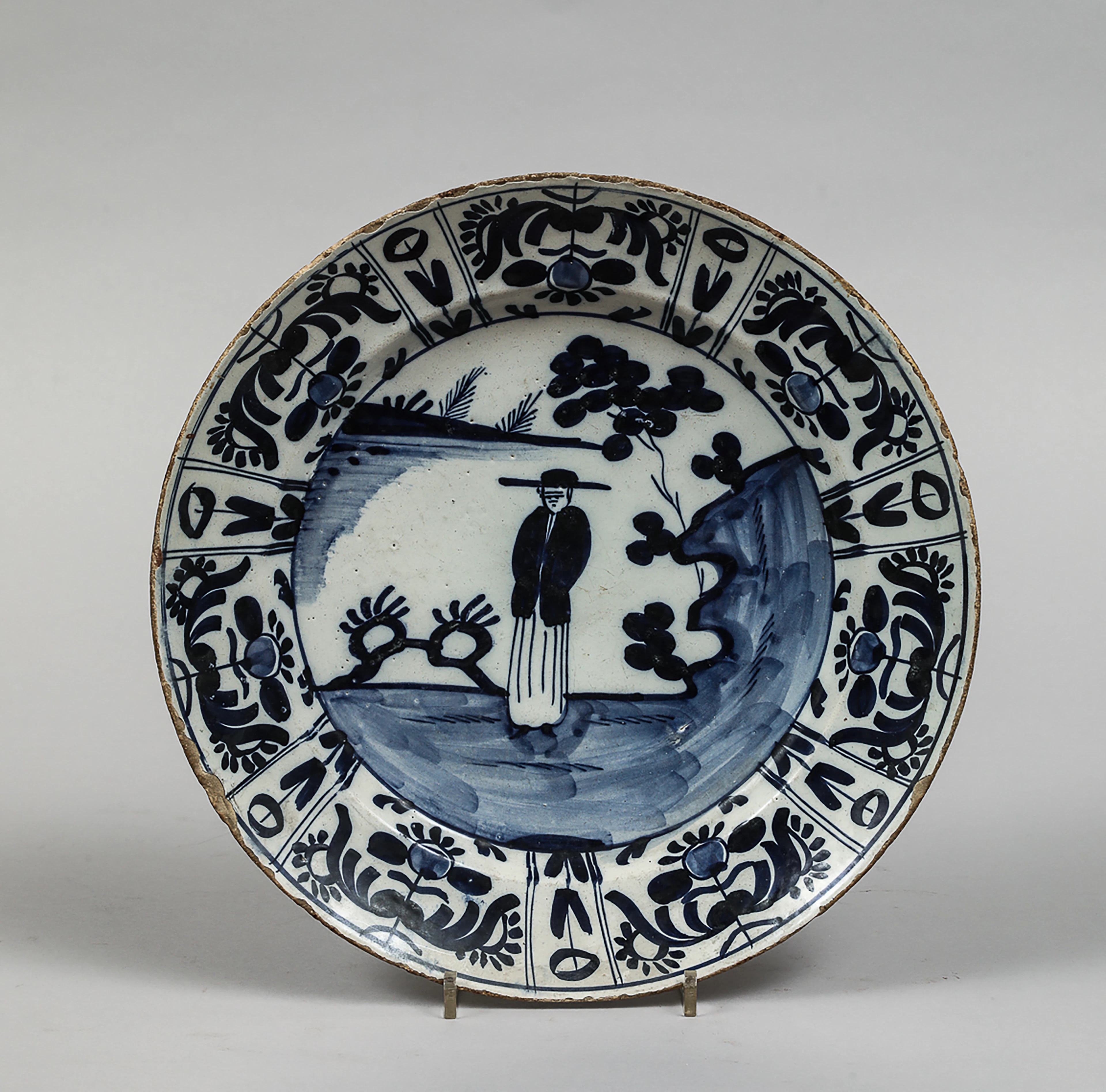 Earthenware plate with blue underglaze decoration