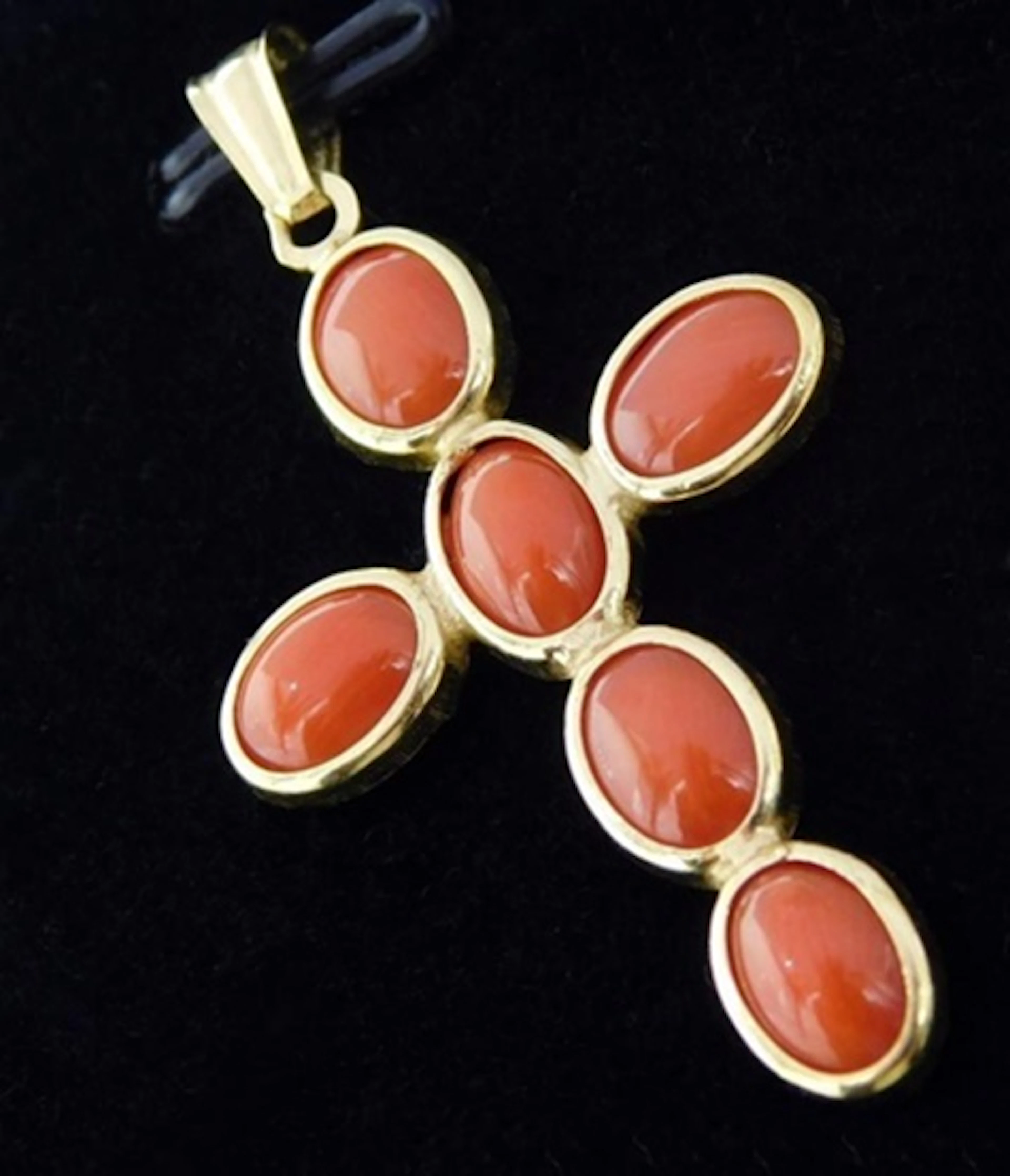 VINTAGE BEAUTIFUL CROSS PENDANT IN 18K GOLD WITH NATURAL MEDITERRANEAN CORAL.